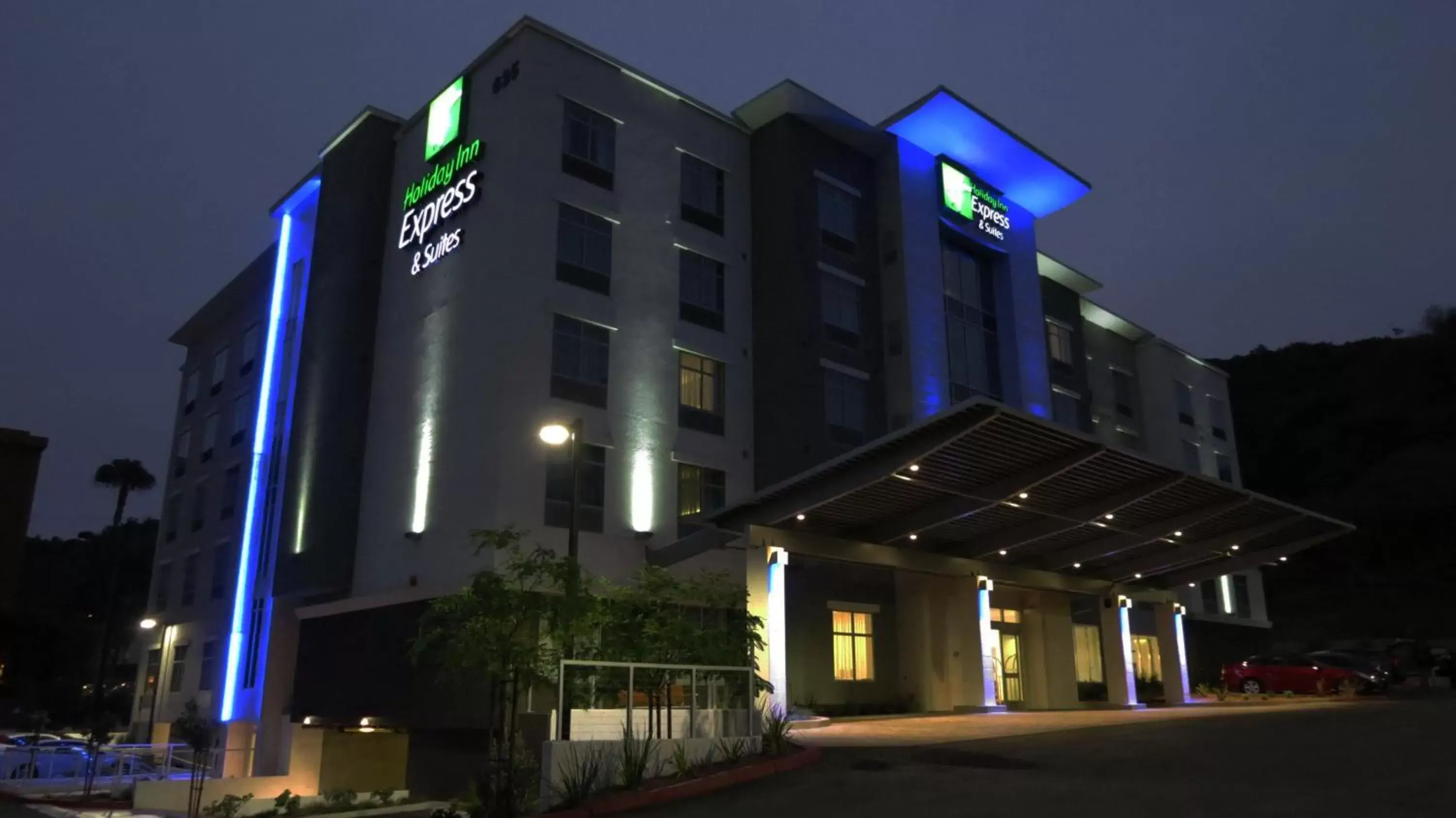 Property Building in Holiday Inn Express & Suites San Diego - Mission Valley, an IHG Hotel