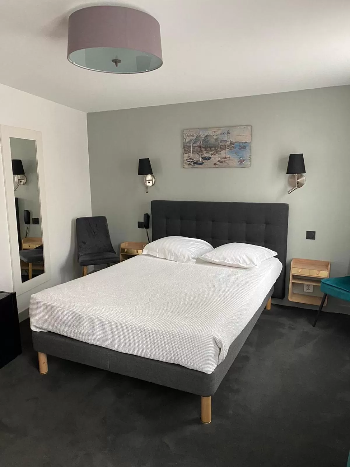 Bedroom, Bed in The Originals Boutique, Hôtel La Colonne de Bronze, Saint-Valéry-sur-Somme