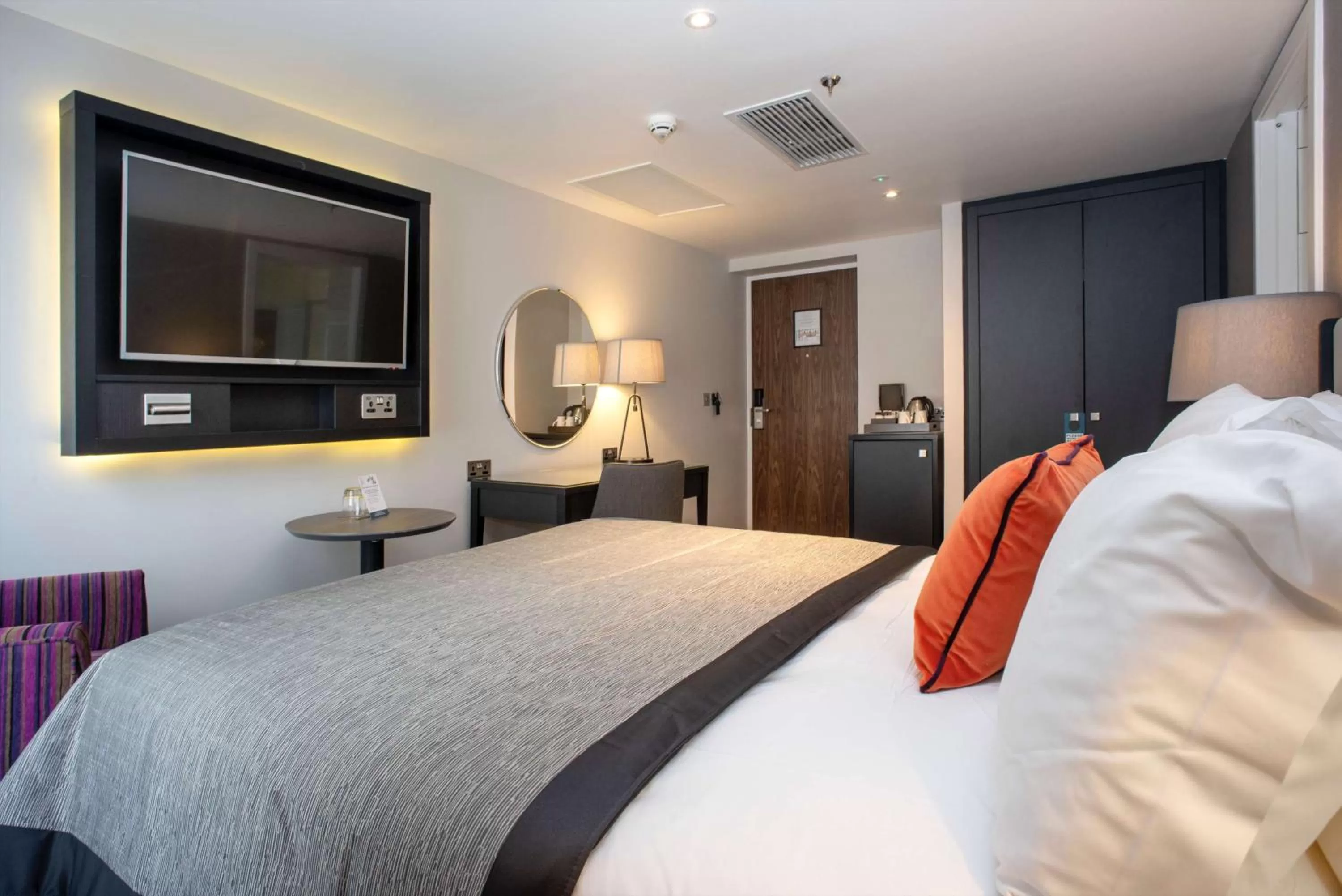 Photo of the whole room, Bed in Ten Hill Place