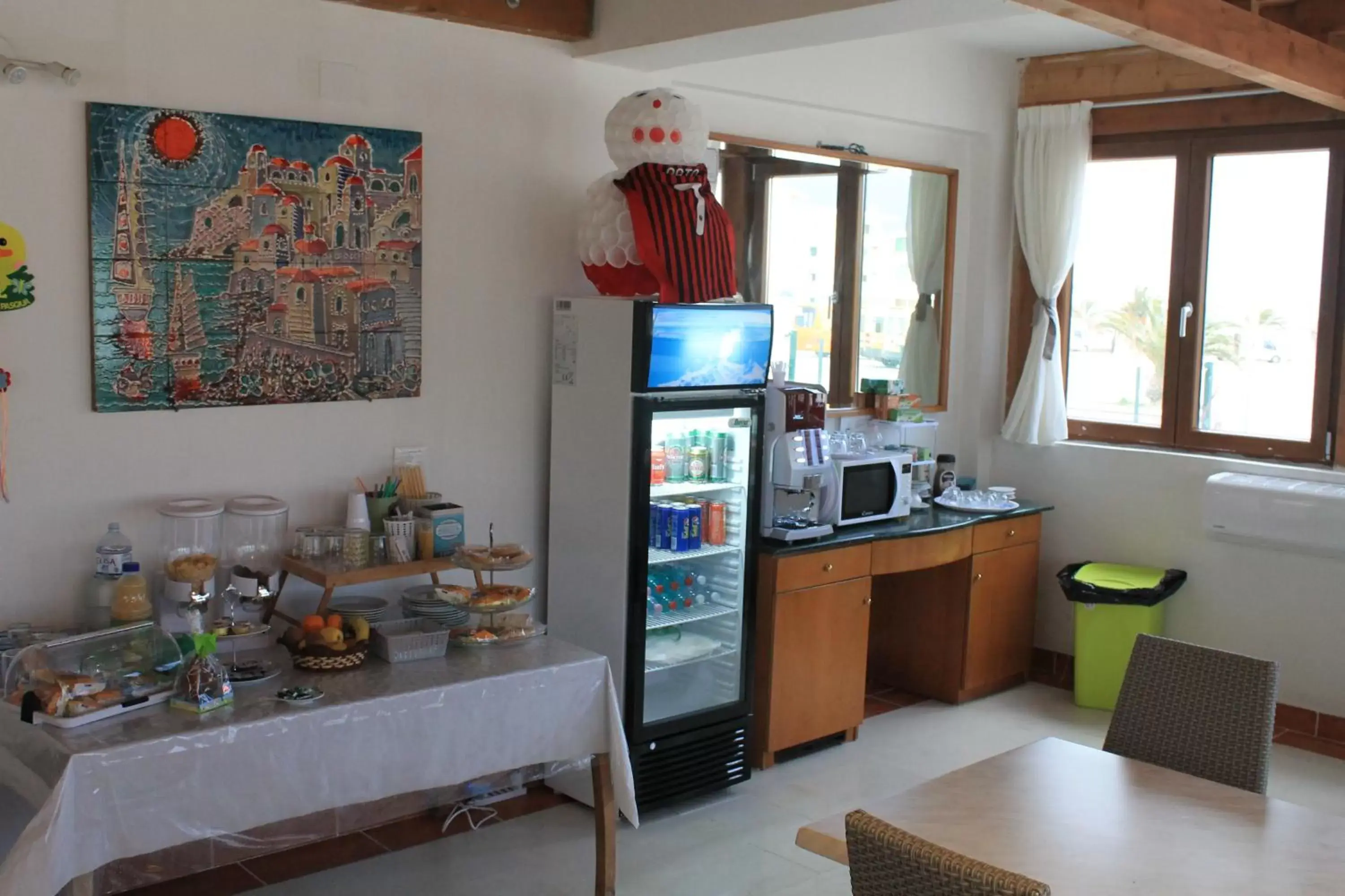 Communal lounge/ TV room, Kitchen/Kitchenette in B&B Palazzo Manfredi Vieste vista mare con Parcheggio