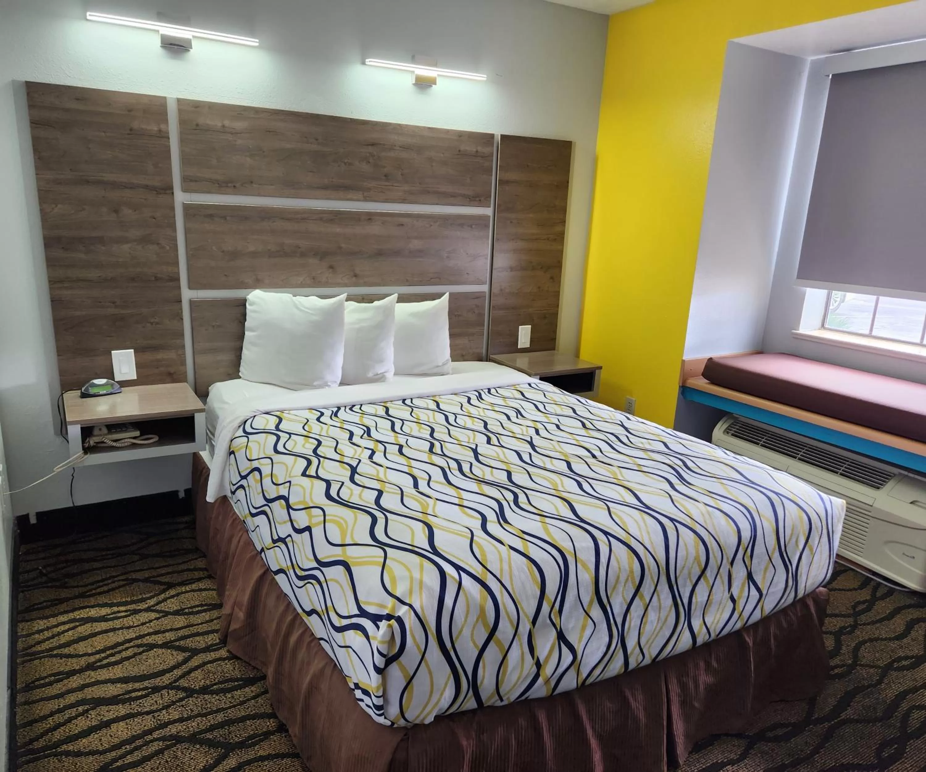  Premier with One Queen Bed - Ground Floor - Q1 in Desert Inn Tucumcari