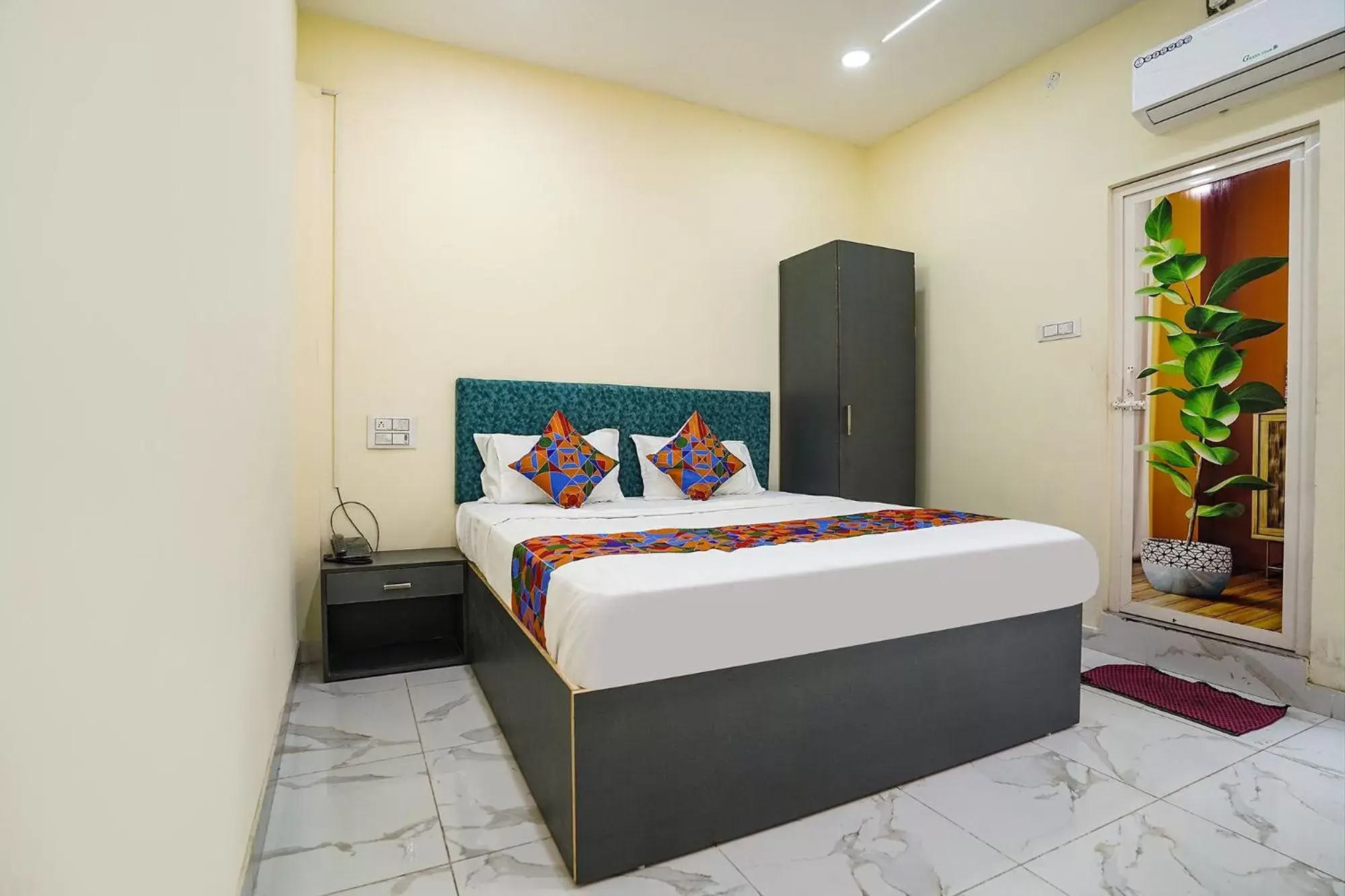 Deluxe Room - single occupancy in FabHotel Aishwarya Inn Deluxe Room - single occupancy in FabHotel Aishwarya Inn