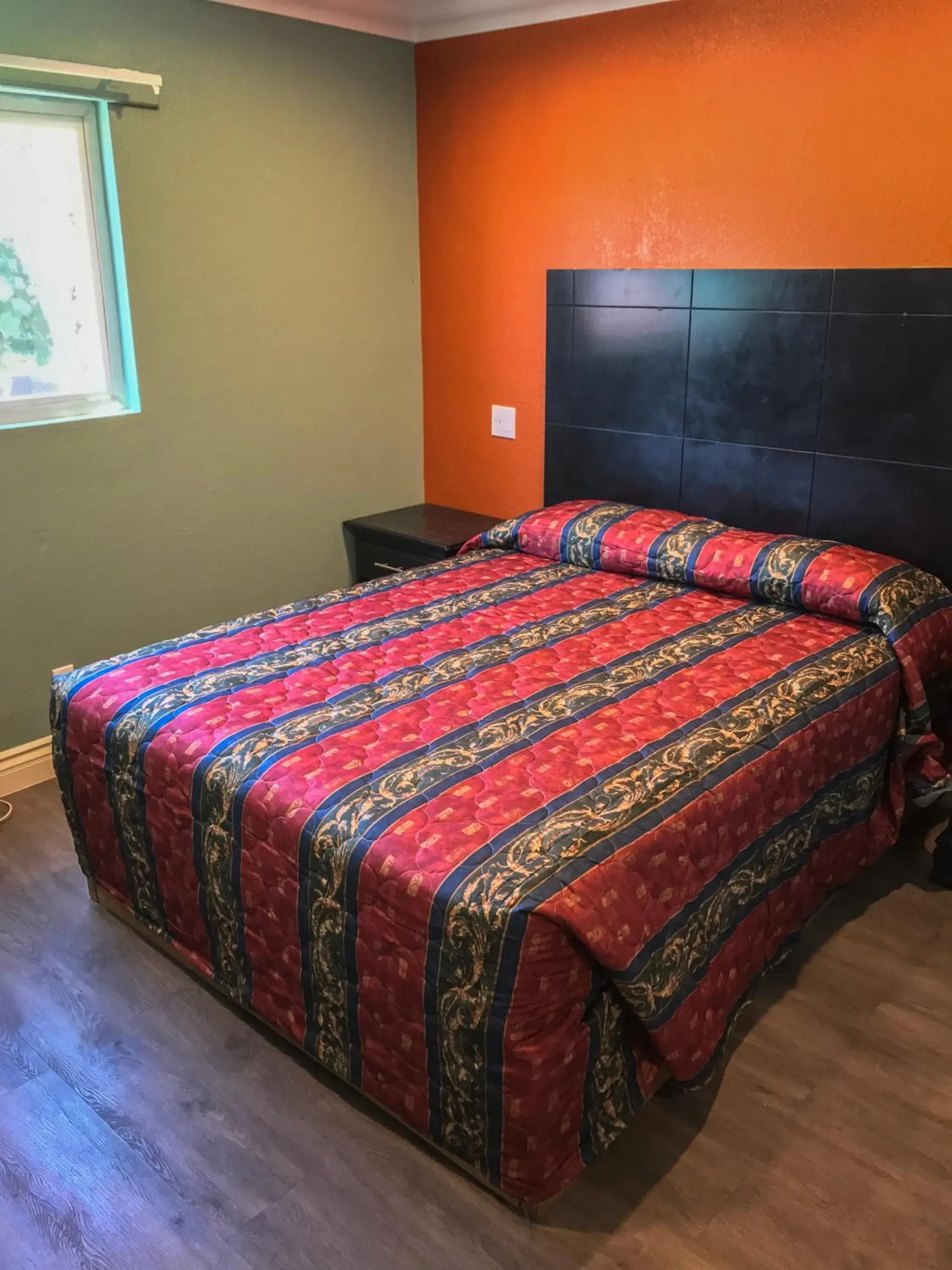 Bedroom, Bed in Highland Park Motel