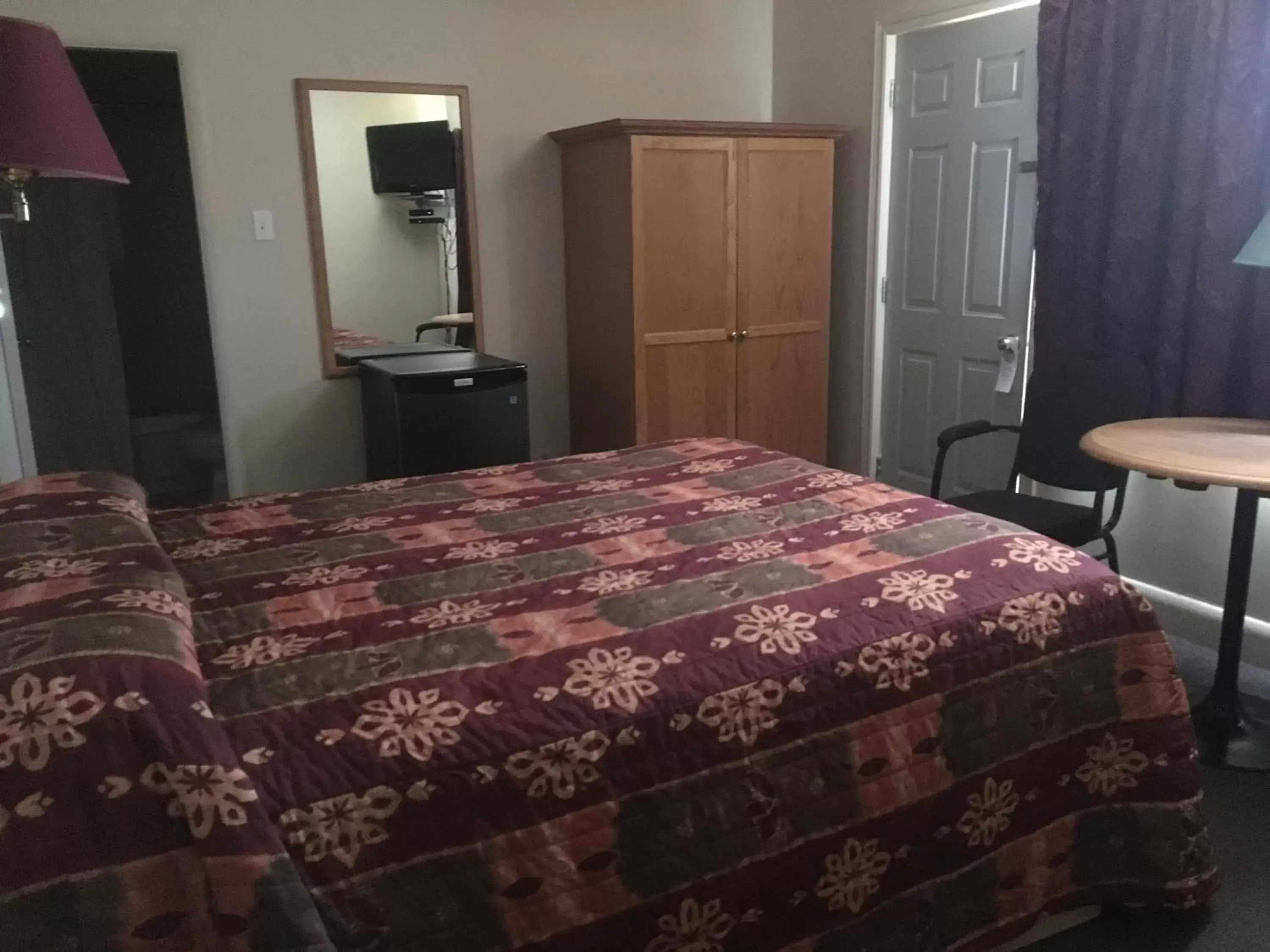 Photo of the whole room, Bed in Fundy Spray Motel