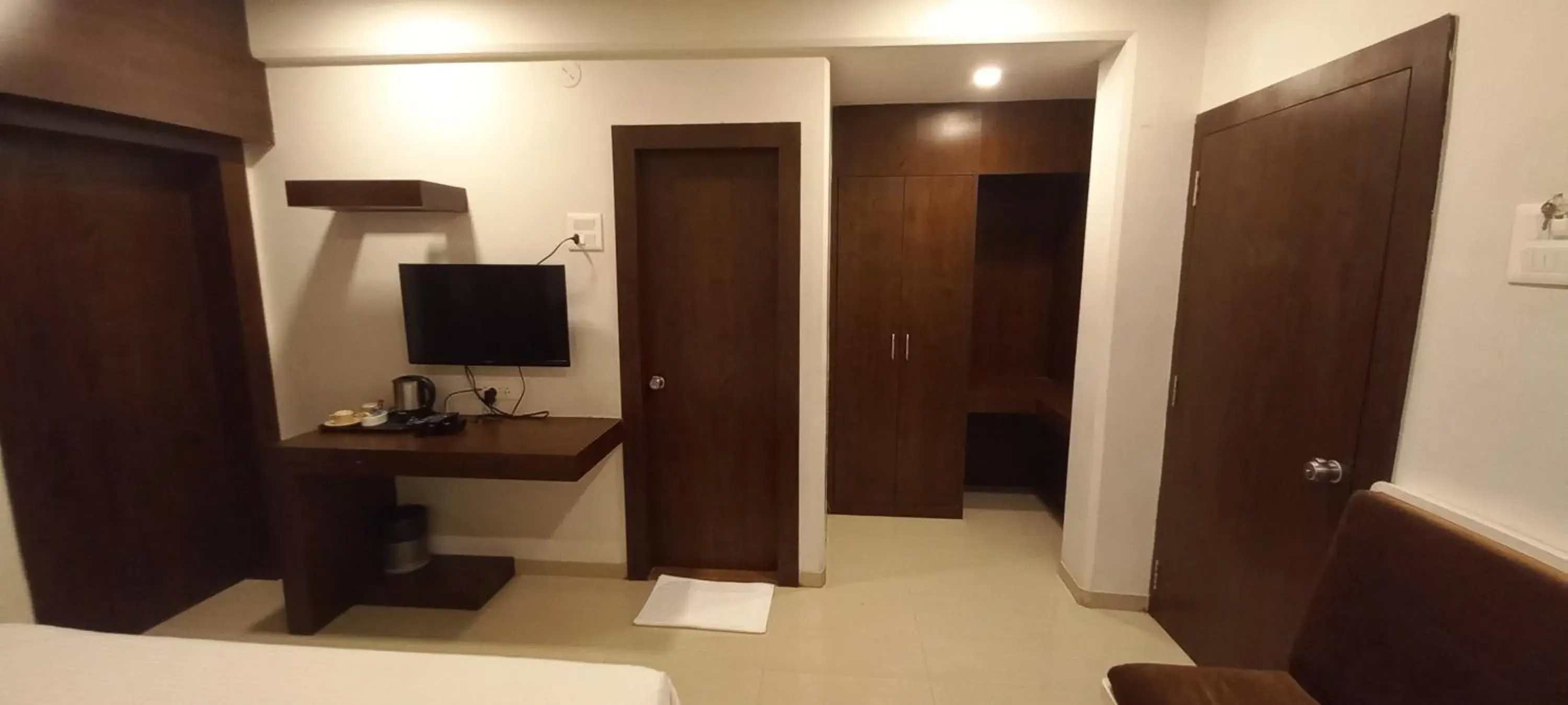 Guests, TV/Entertainment Center in Hotel Rama Heritage