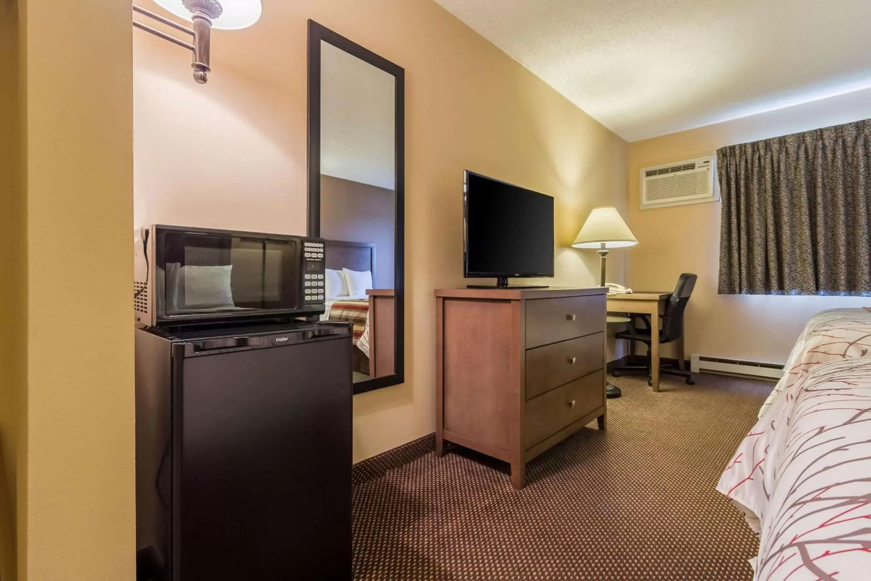 Photo of the whole room, TV/Entertainment Center in Rodeway Inn Red Wing