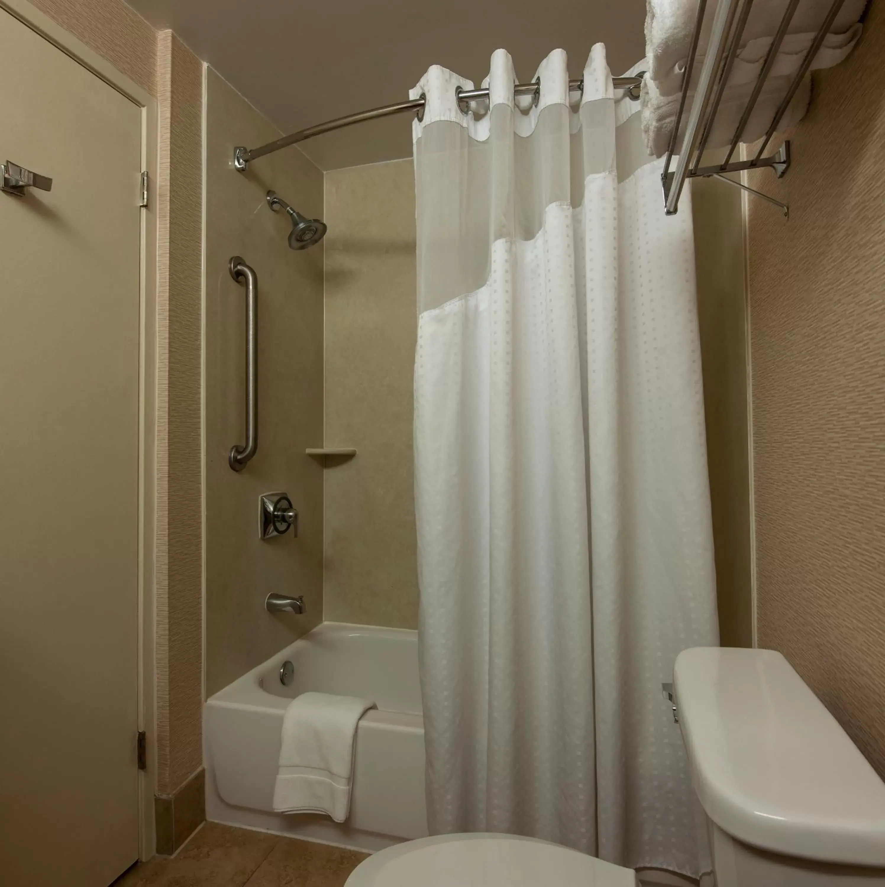 Photo of the whole room, Bathroom in Holiday Inn Express & Suites Laurel Lakes, an IHG Hotel