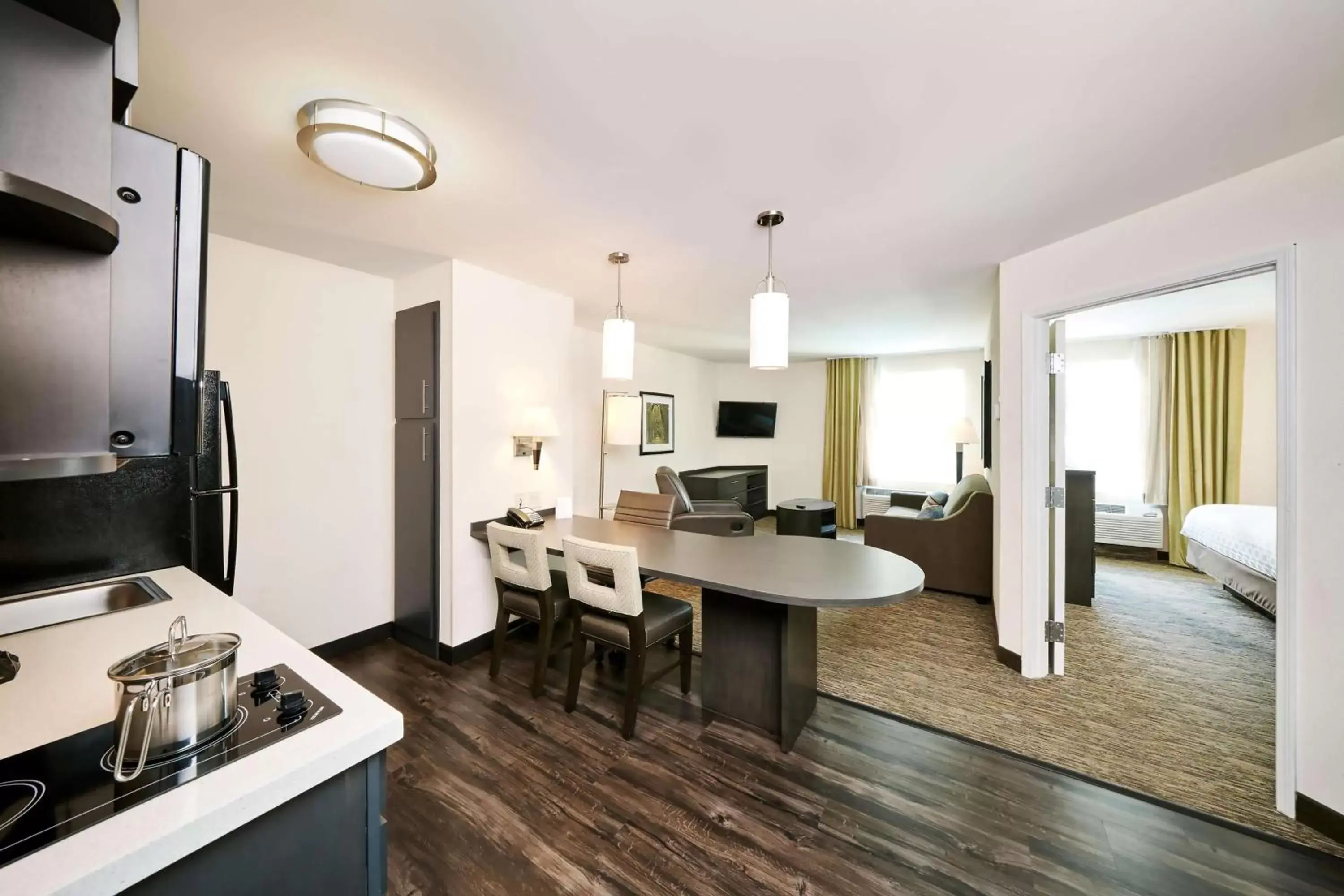 Kitchen or kitchenette in Sonesta Simply Suites Chicago O'Hare Airport