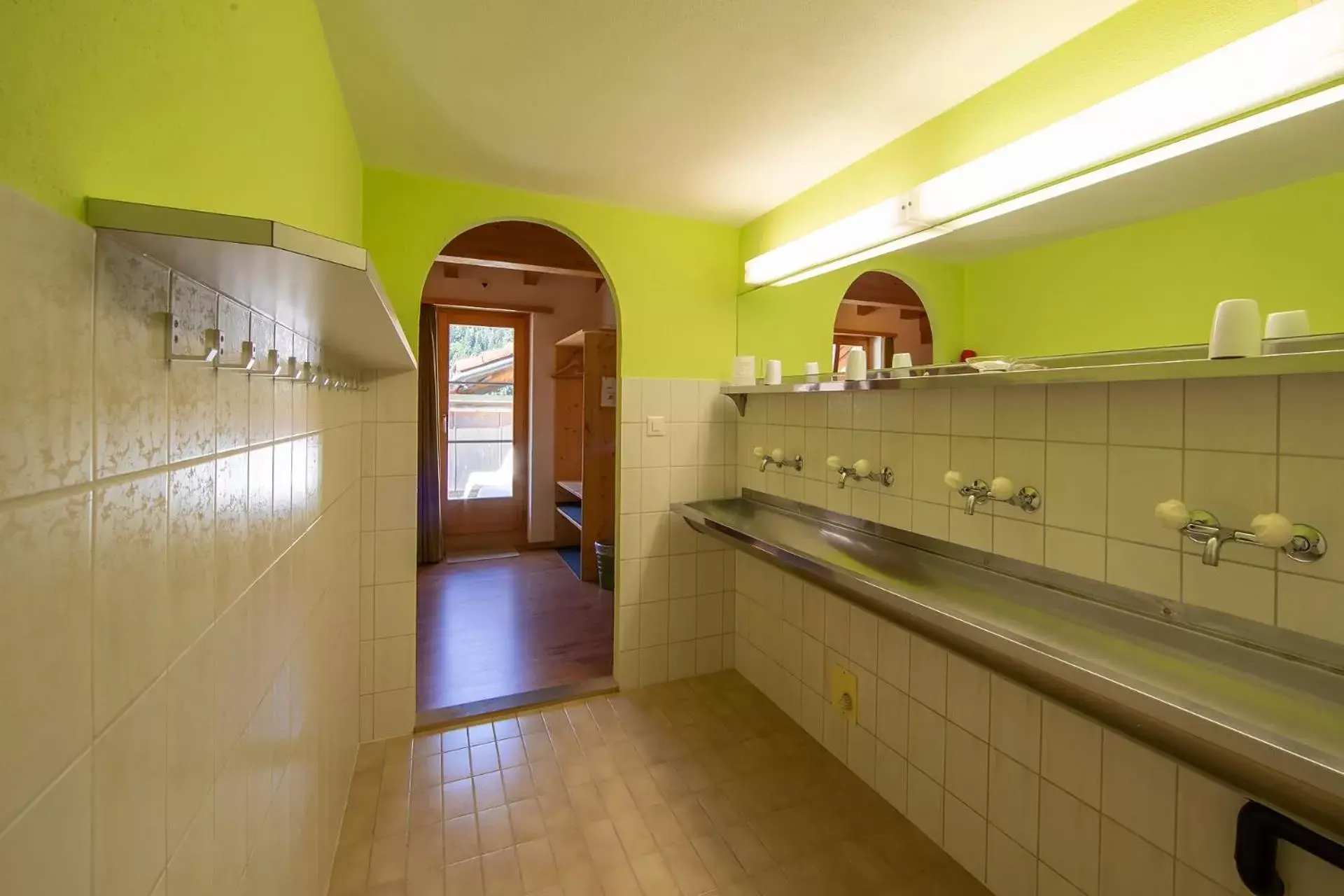 Bathroom, Kitchen/Kitchenette in Sport-Lodge Klosters