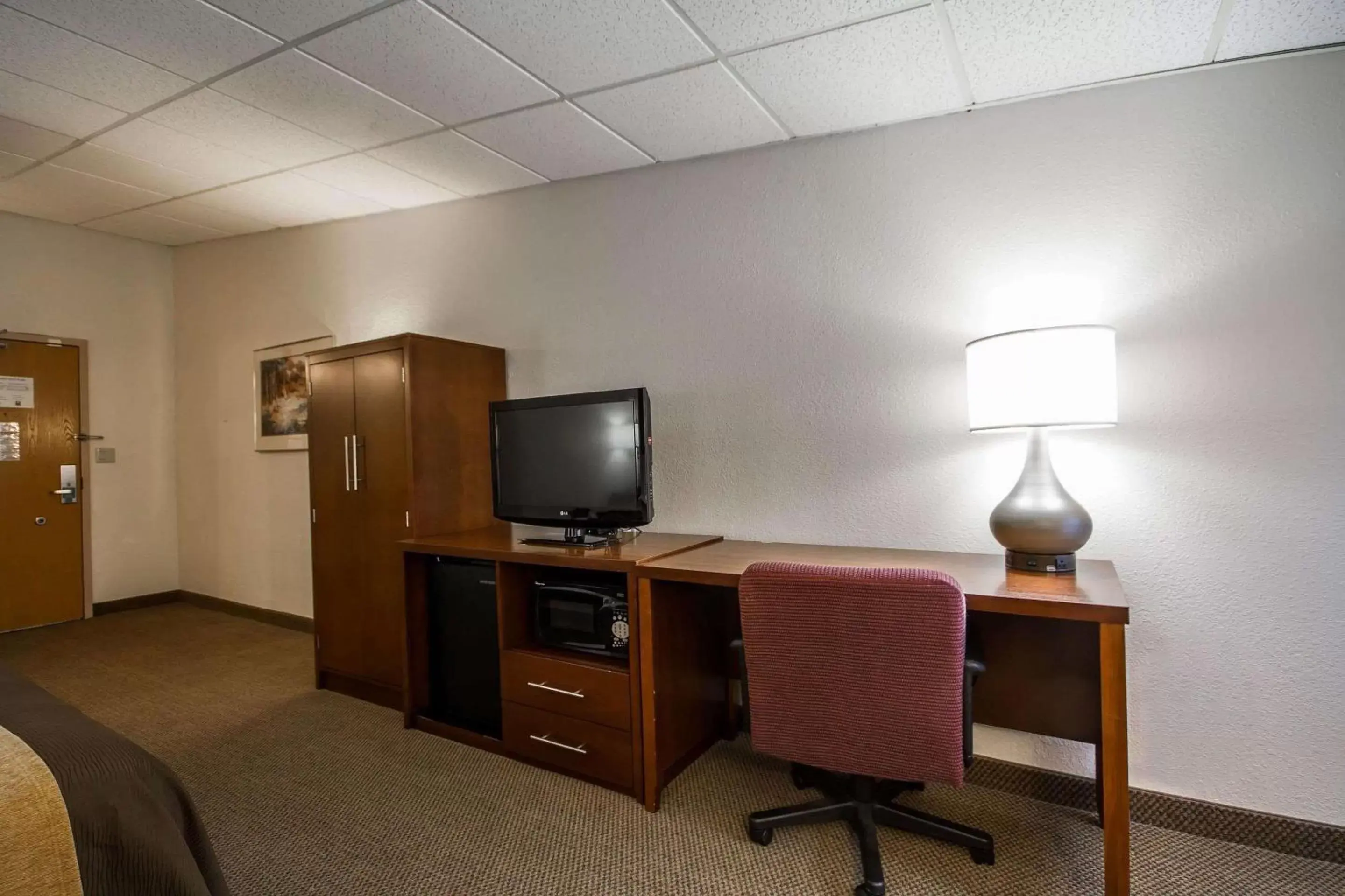 Photo of the whole room, TV/Entertainment Center in Comfort Inn & Suites Madison - Airport