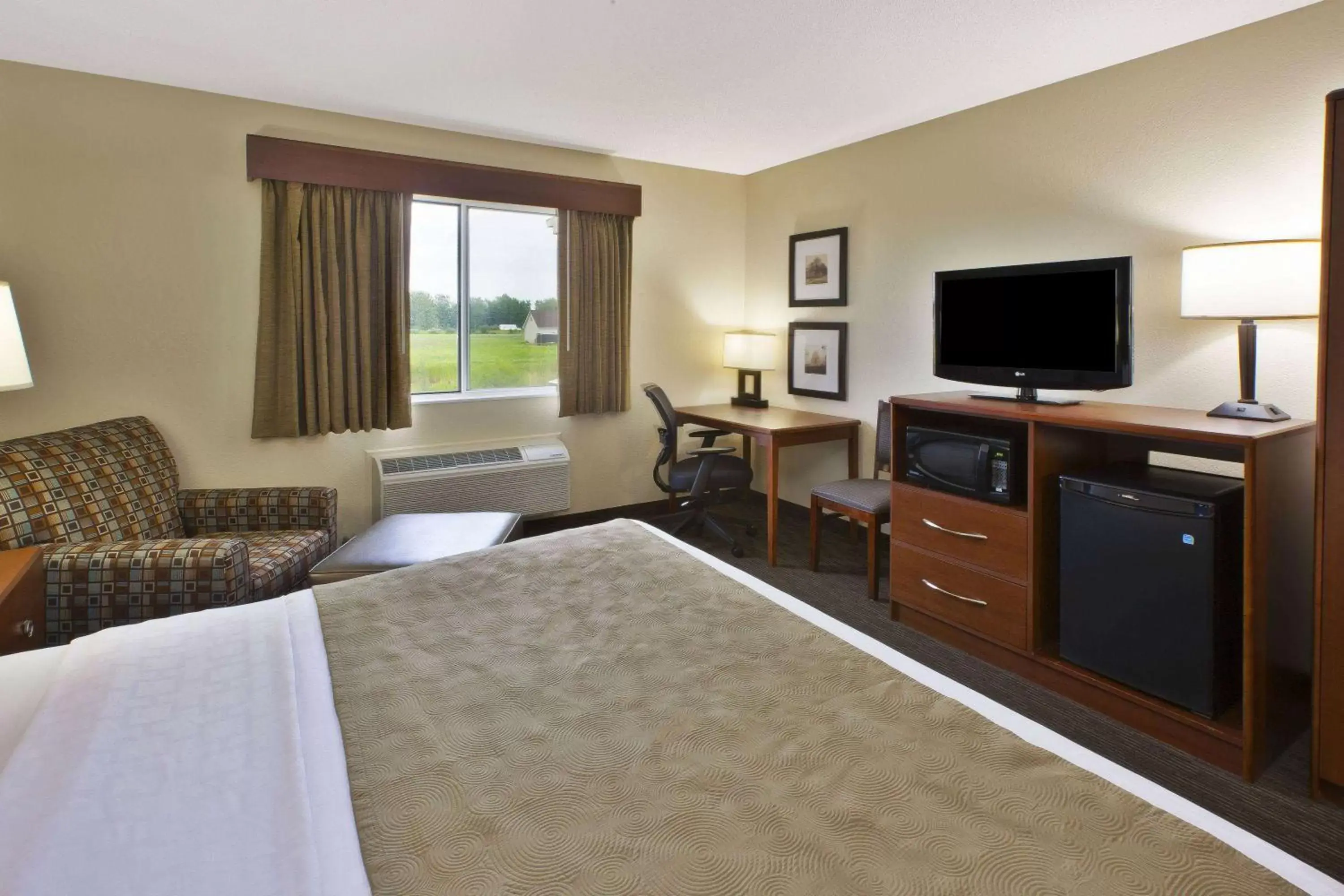 Photo of the whole room, TV/Entertainment Center in AmericInn by Wyndham Bay City