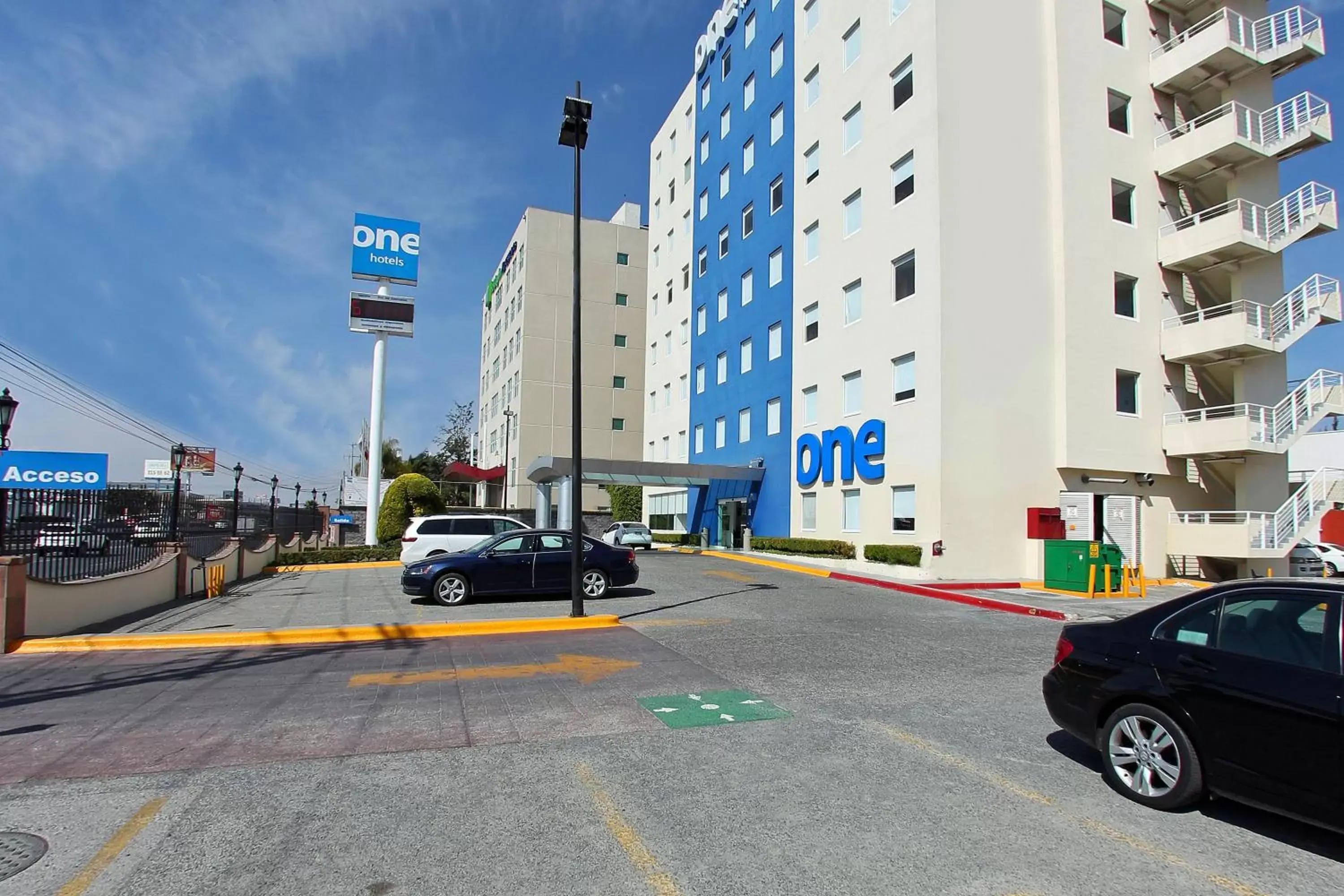 Property building in One Queretaro Plaza Galerias