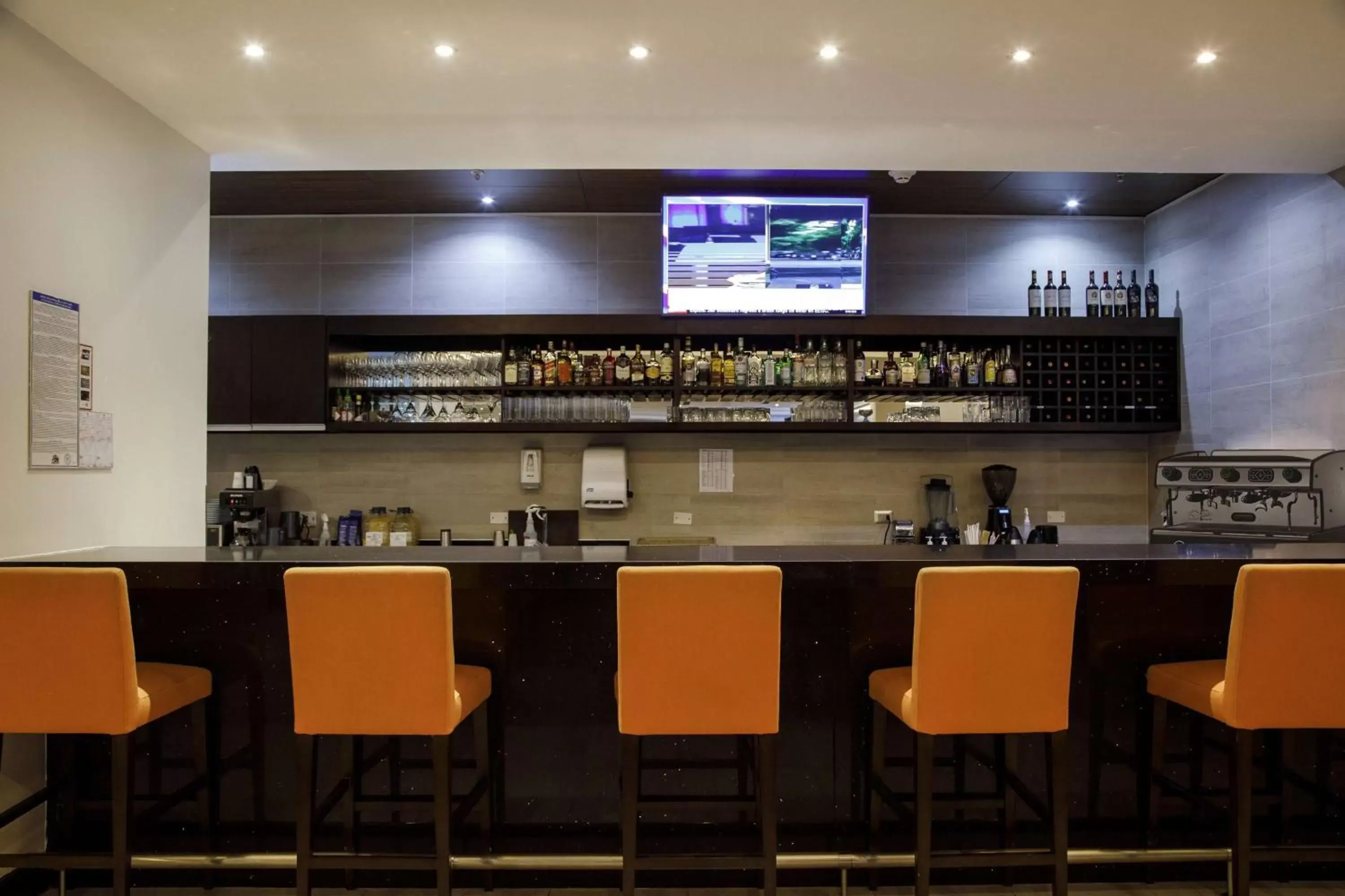 Lounge or bar, Lounge/Bar in La Quinta by Wyndham Santiago Aeropuerto