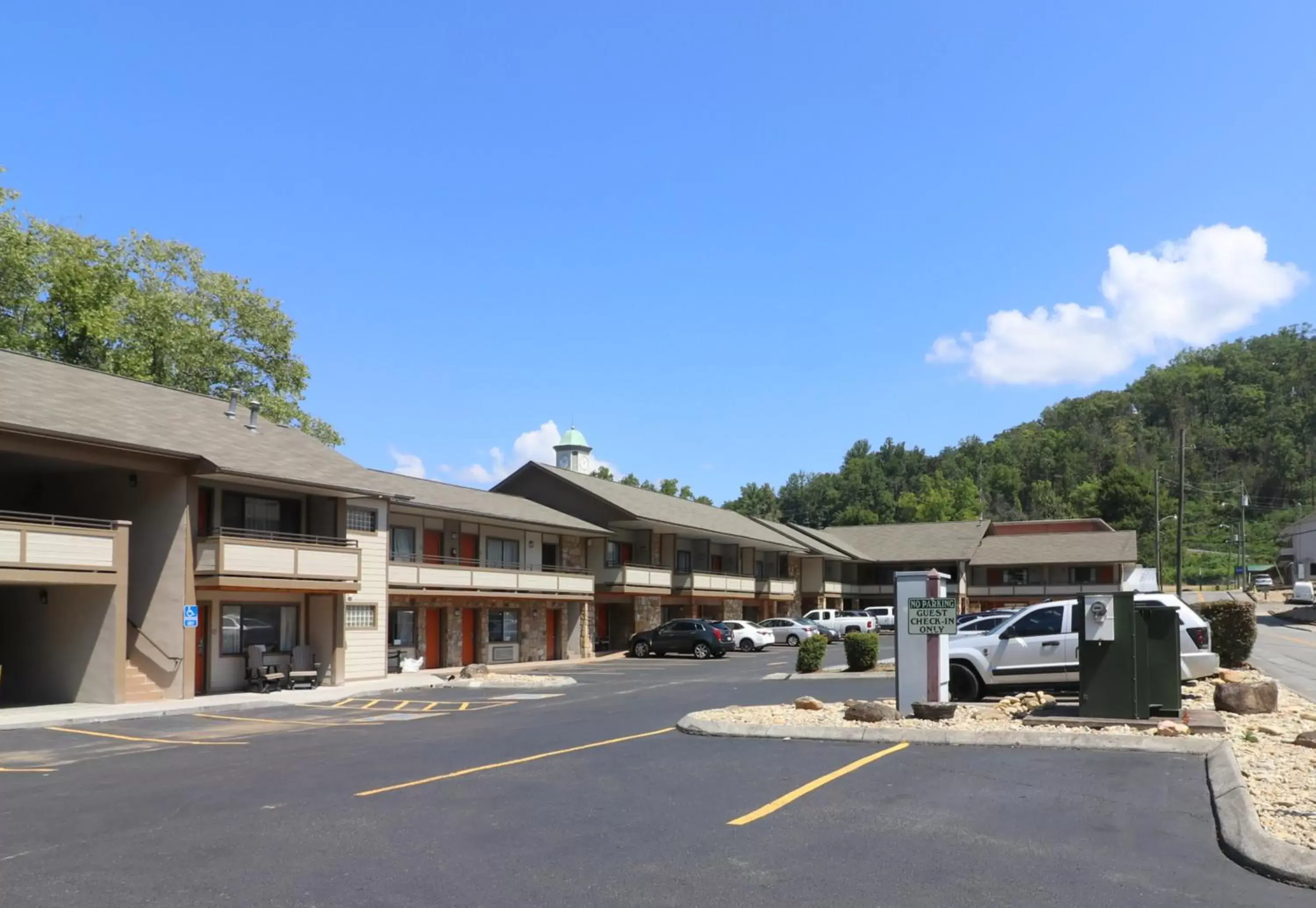 Property building in Howard Johnson by Wyndham Downtown Gatlinburg Property building in Howard Johnson by Wyndham Downtown Gatlinburg