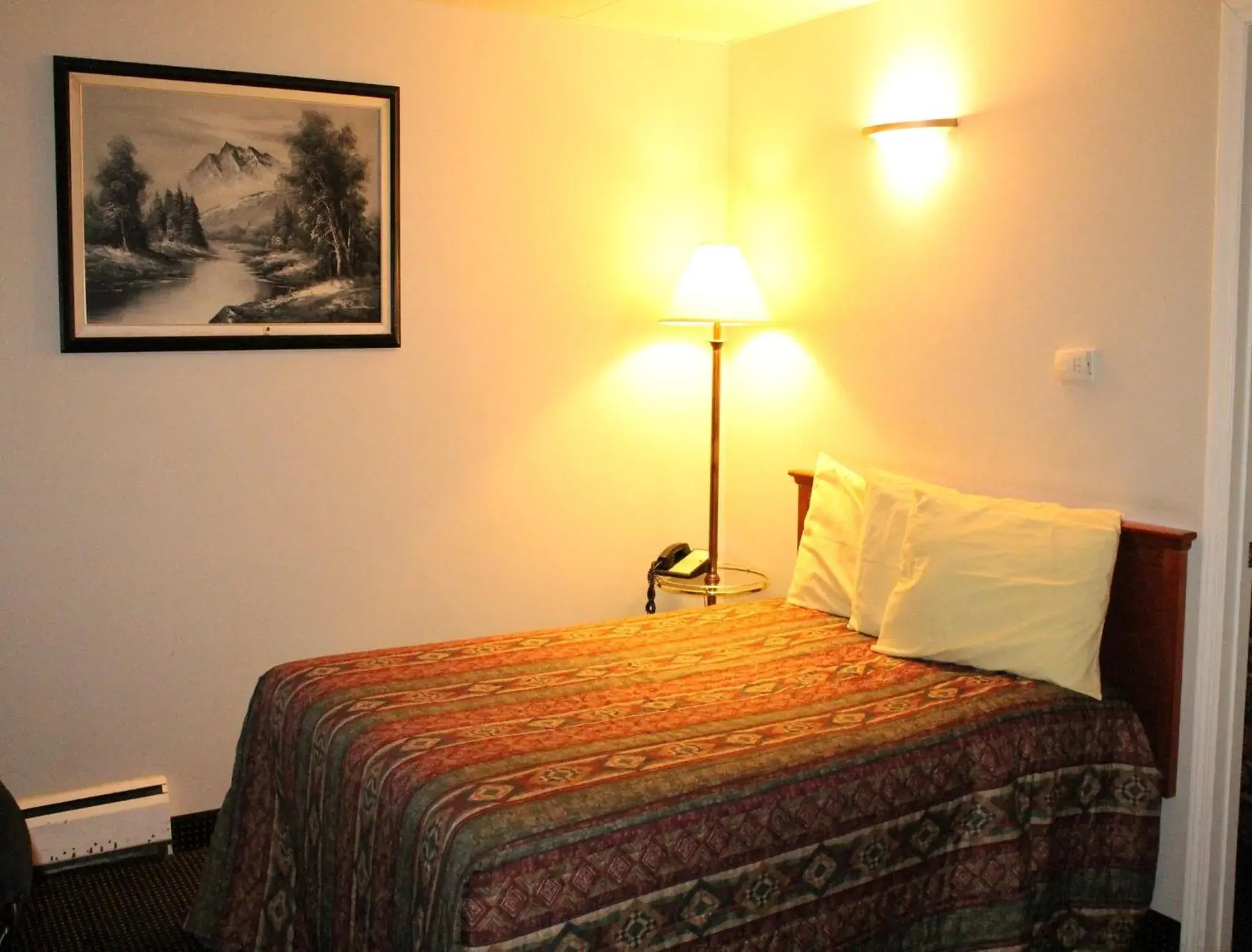 Bed in Tel Star Motel