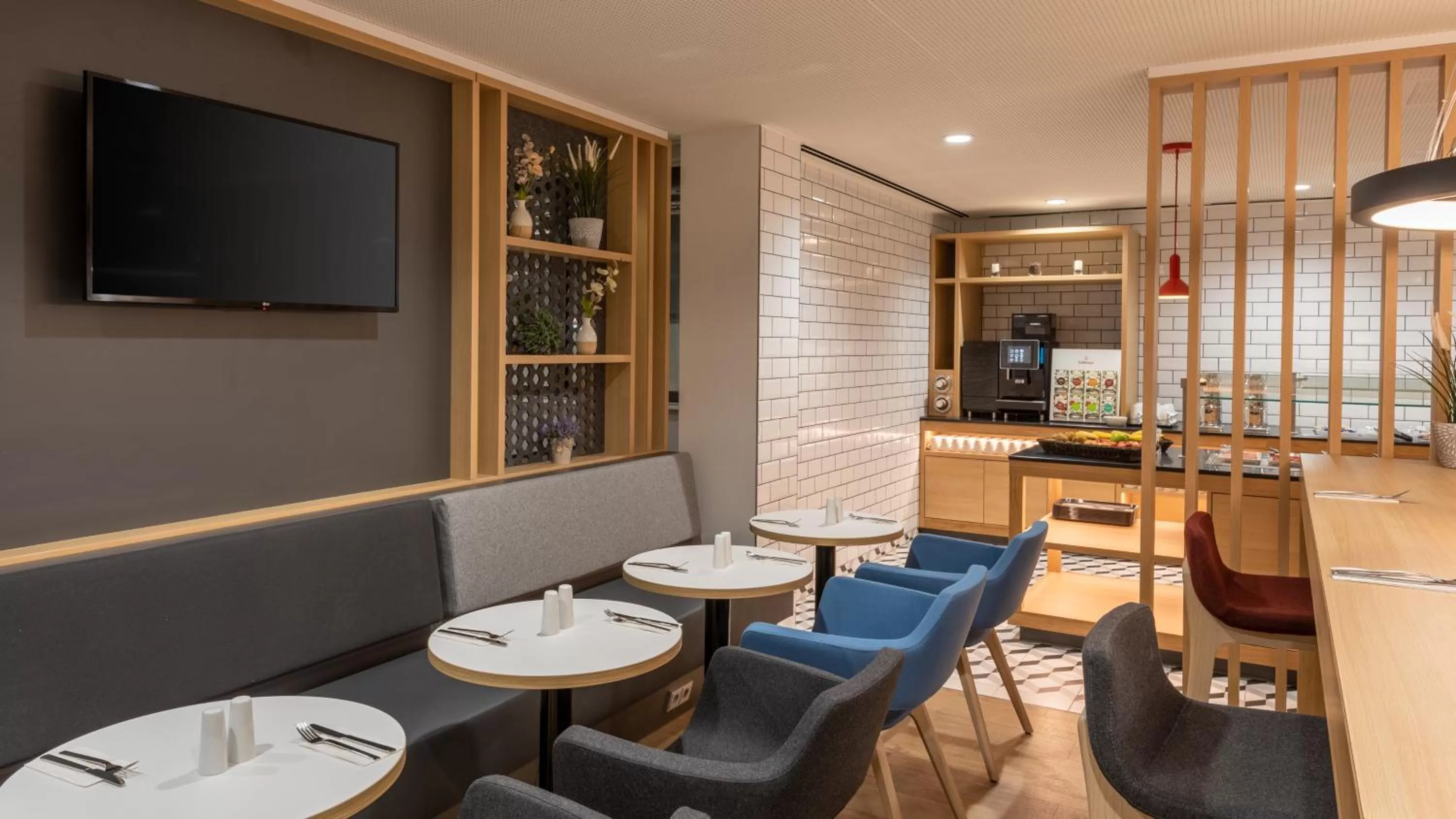 Breakfast in Holiday Inn Express - Hamburg South A7-AS42 by IHG