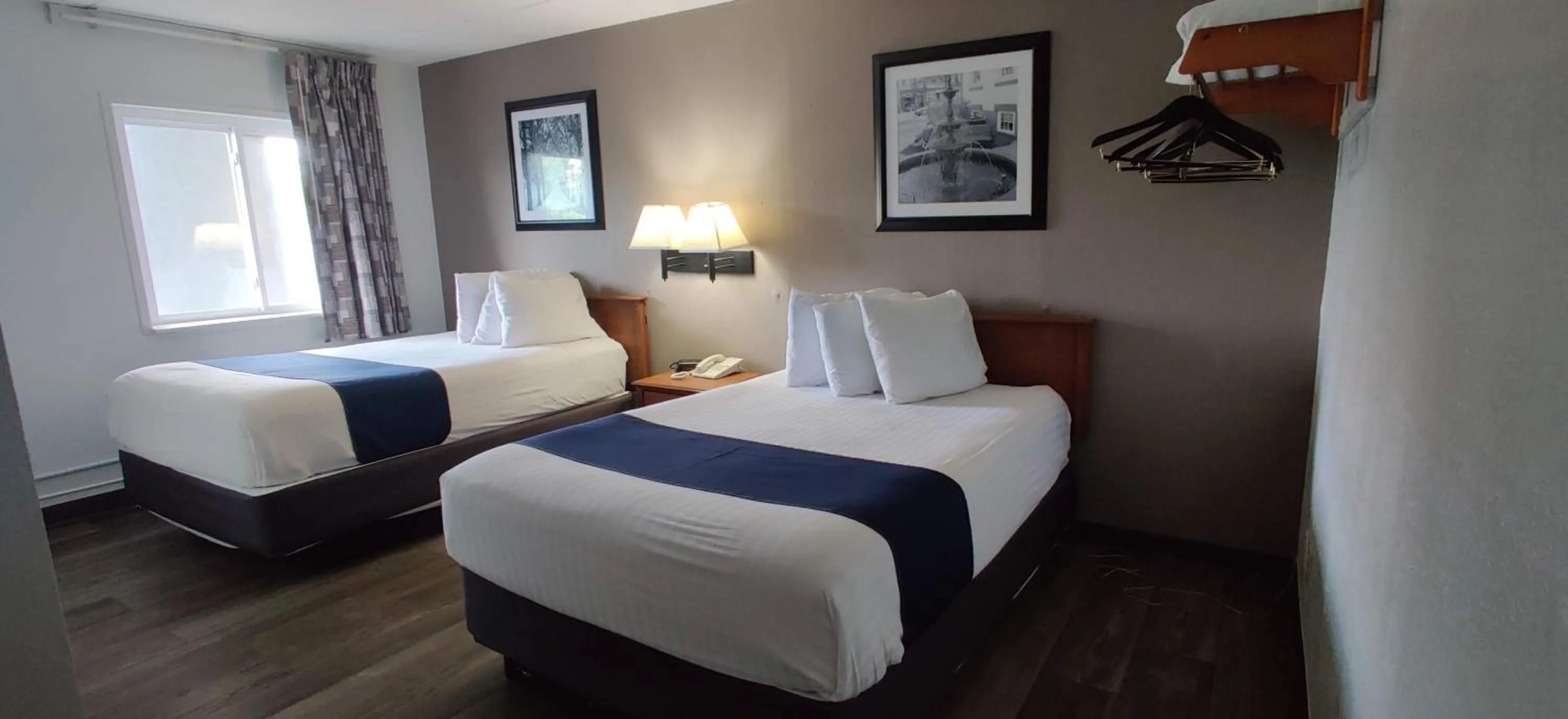 Bedroom, Bed in Cedar Cove