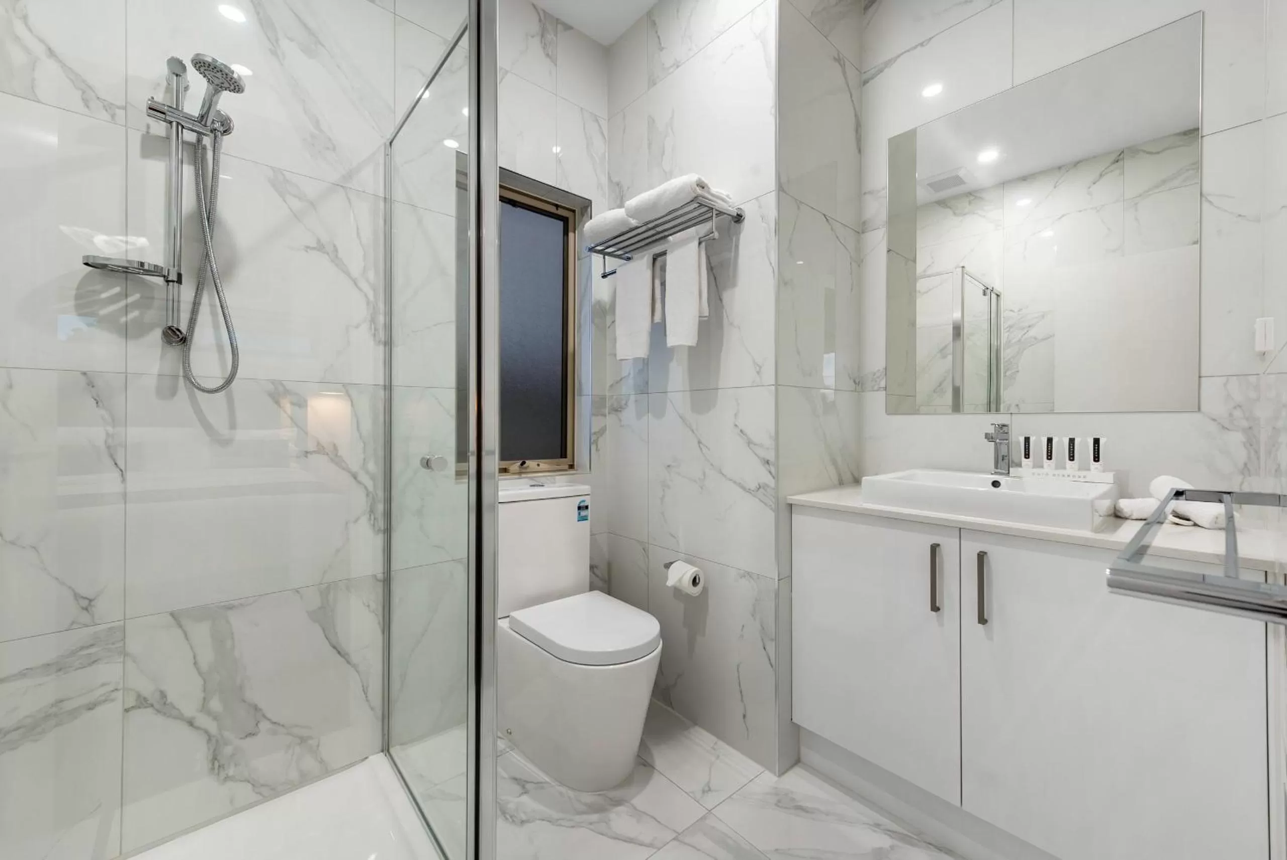 Bathroom in Melbourne Airport Motel