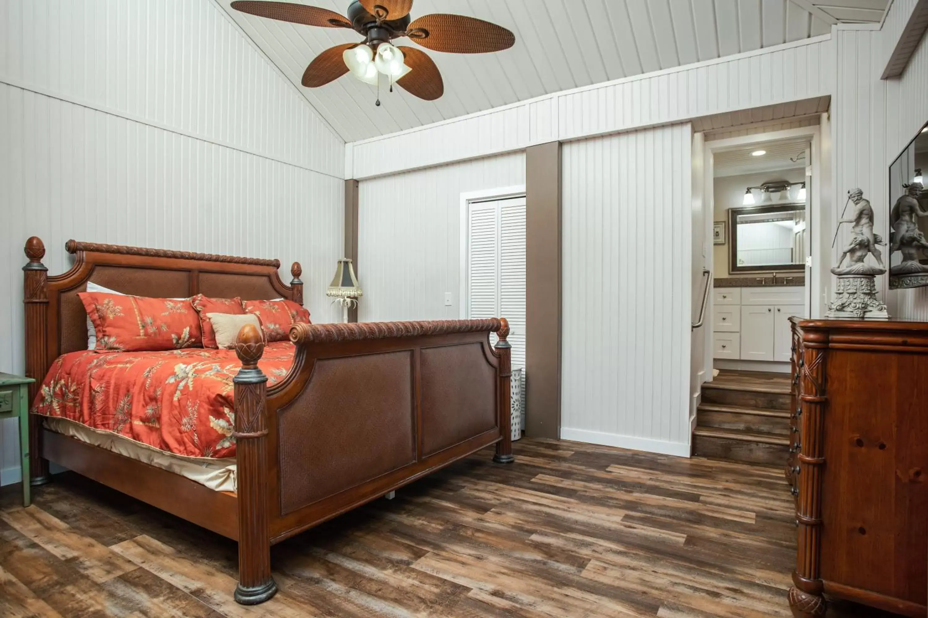 Bedroom, Seating Area in The BoatHouse