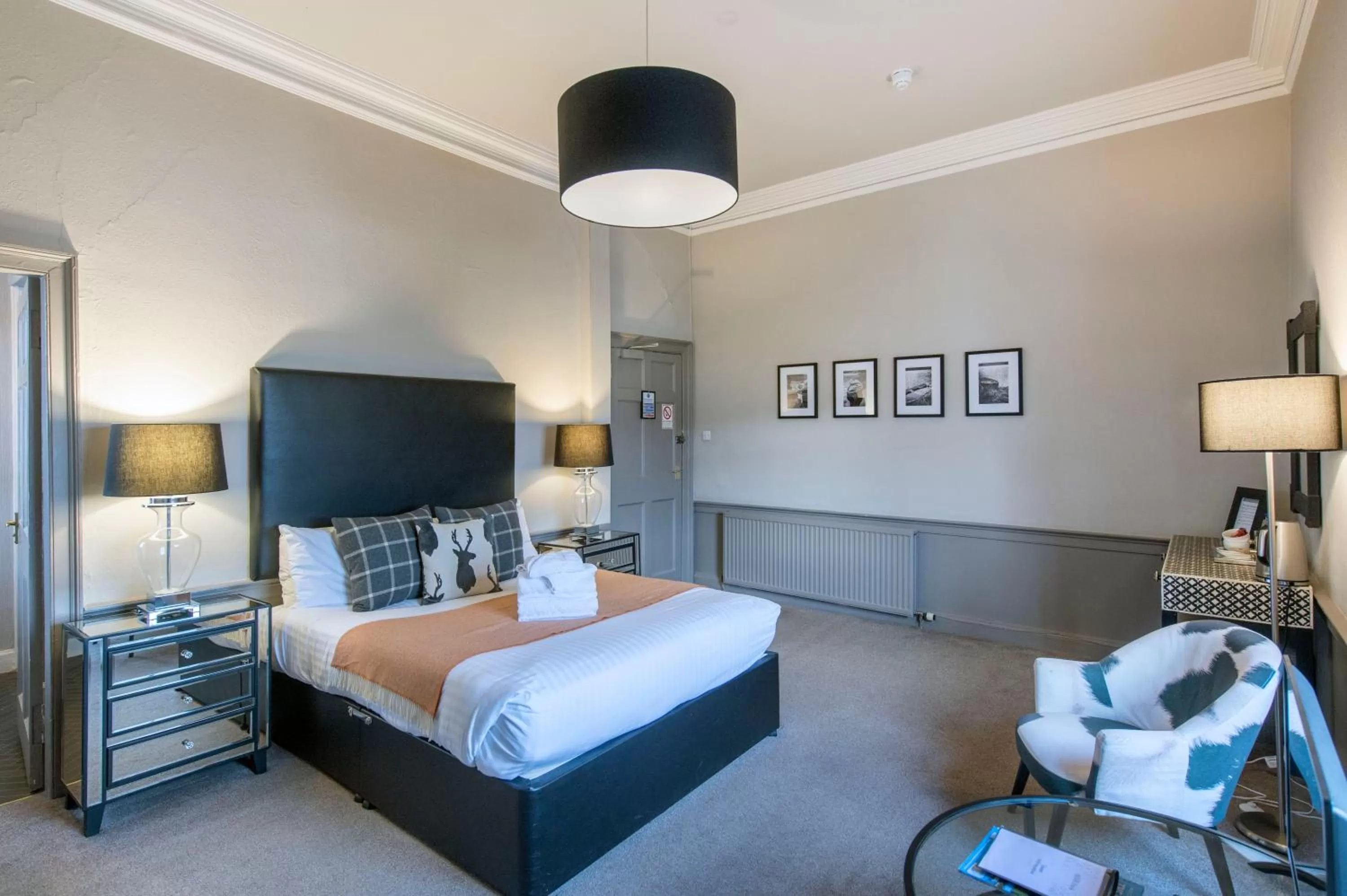 Photo of the whole room, Bed in The Allan Park