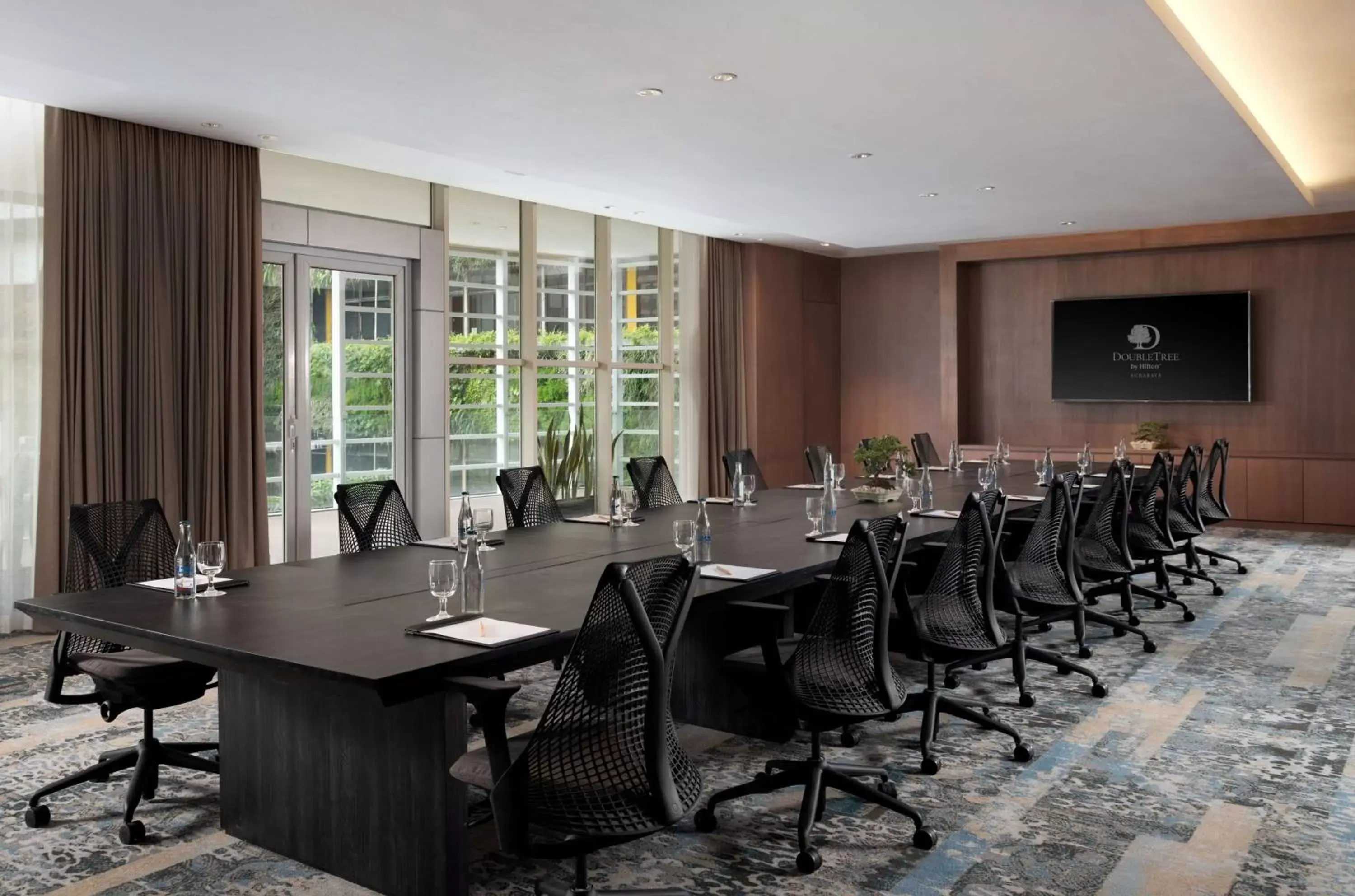 Meeting/conference room, Restaurant/Places to Eat in DoubleTree by Hilton Surabaya