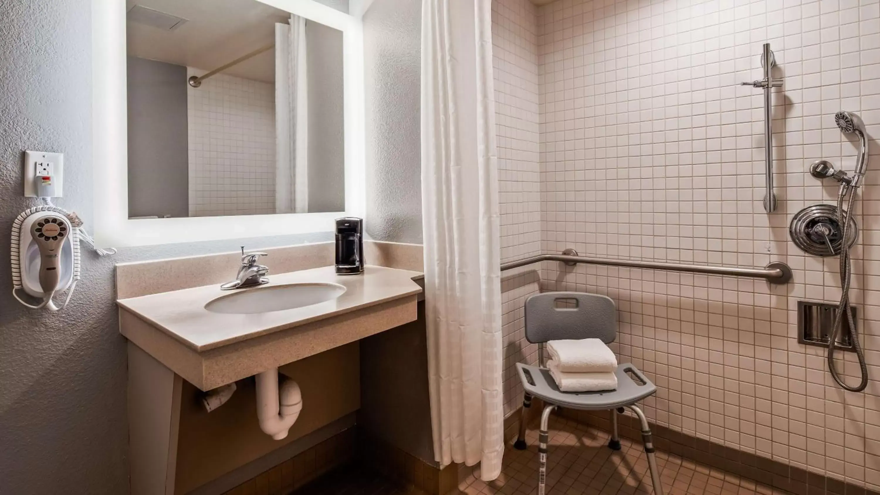 Bathroom in Best Western Yacht Harbor Hotel