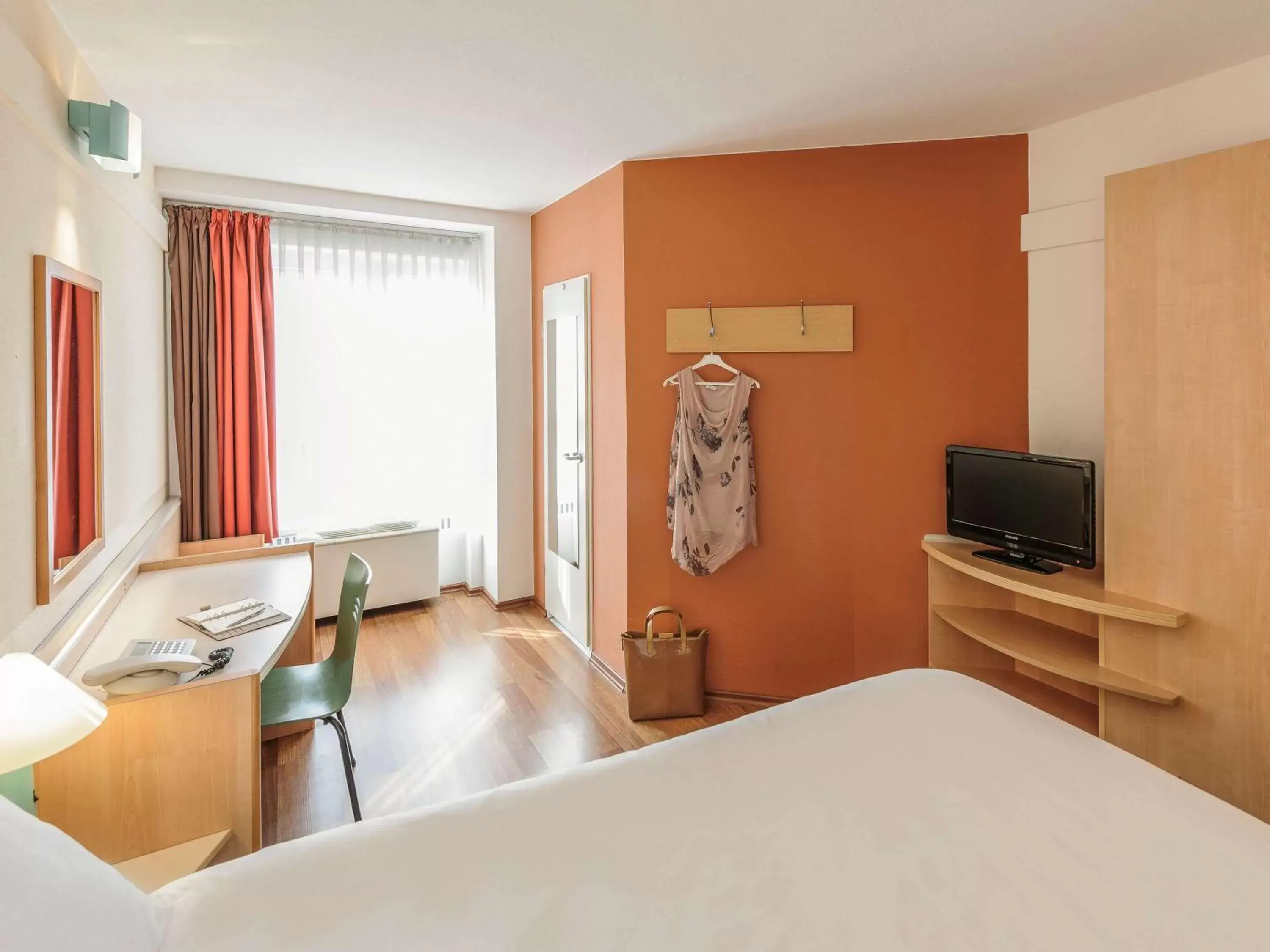 Photo of the whole room, TV/Entertainment Center in ibis Bamberg Altstadt