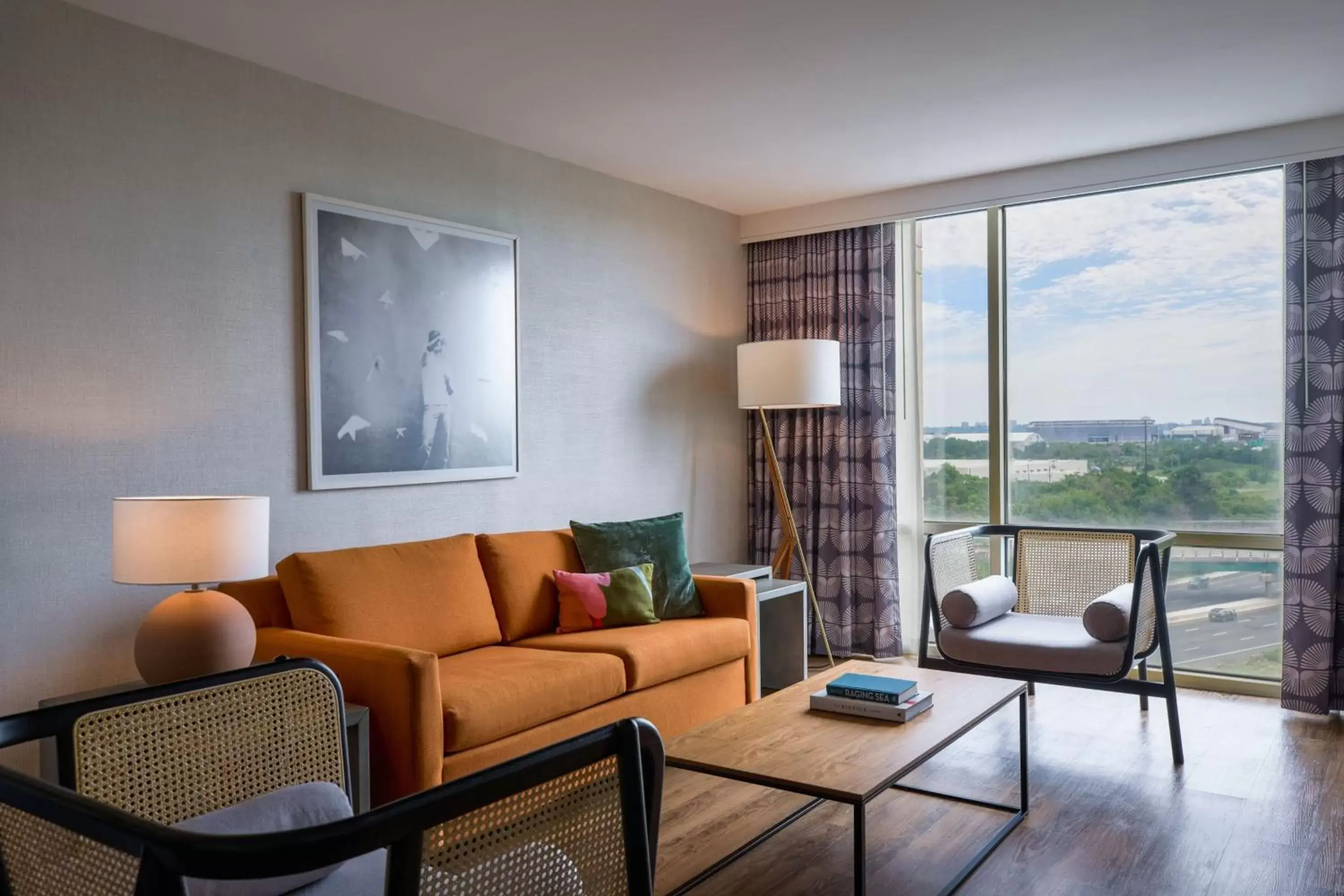 Living room, Seating Area in Renaissance Meadowlands Hotel