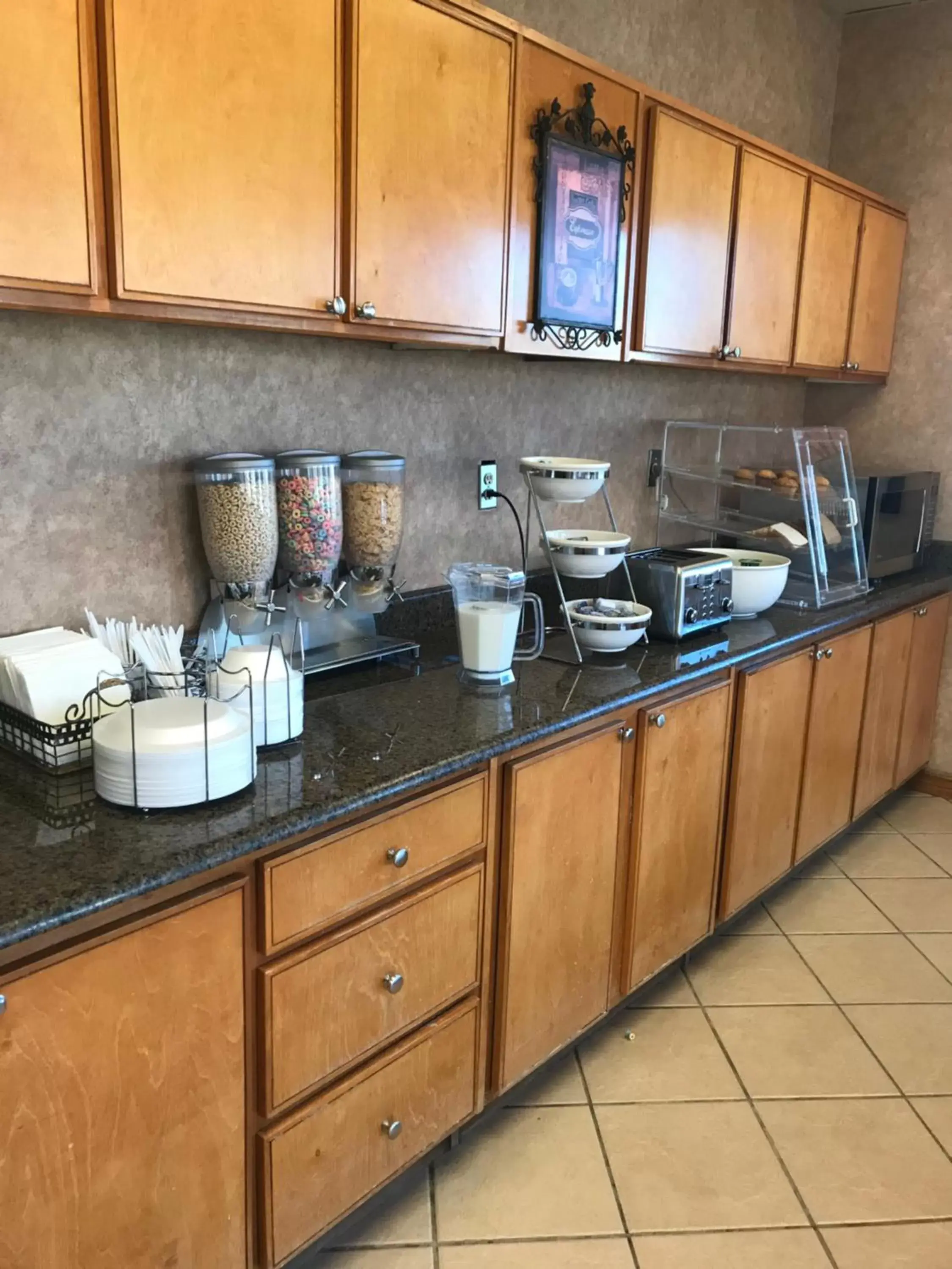 Continental breakfast, Kitchen/Kitchenette in The Soluna Hotel