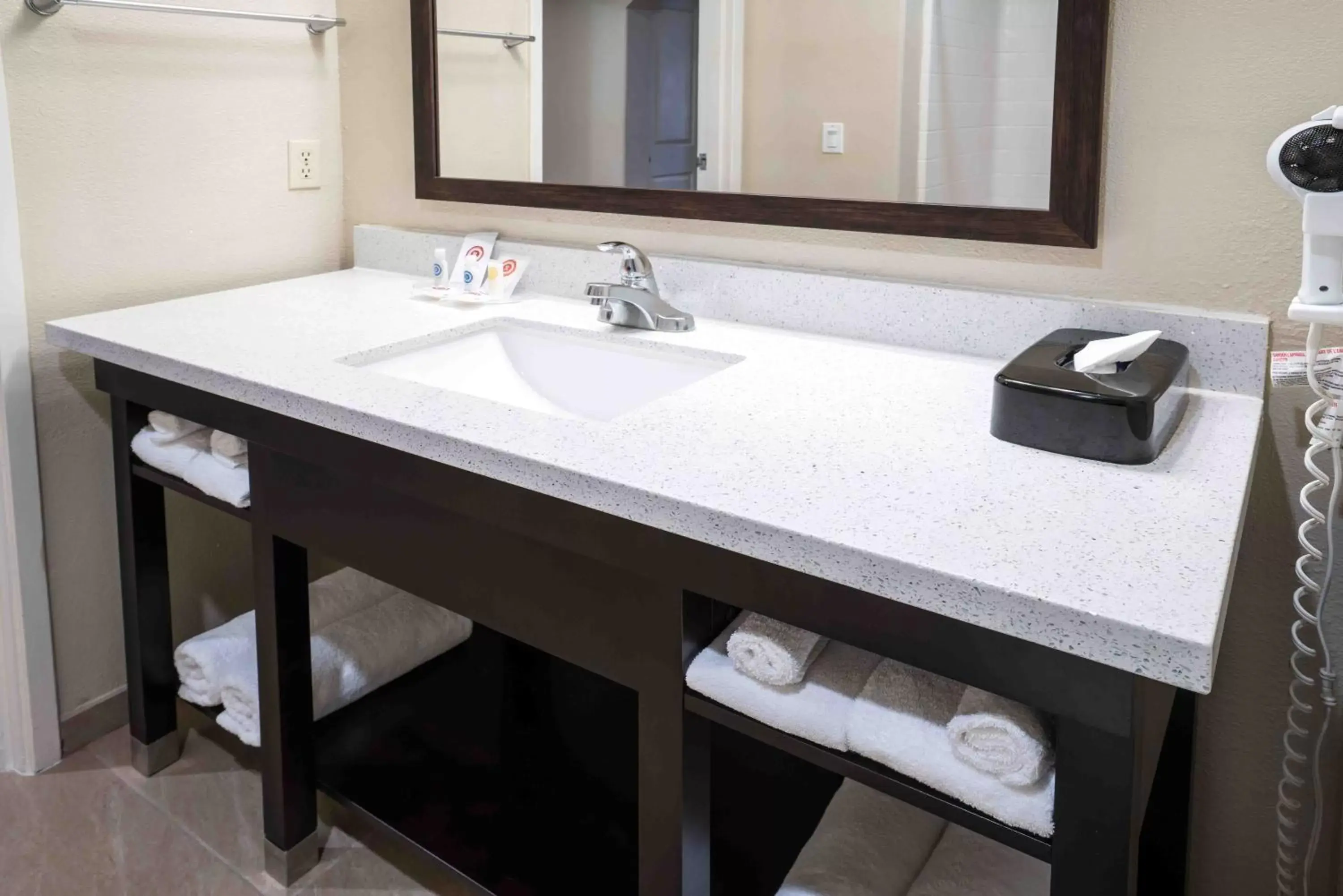 Bathroom in Comfort Suites Fresno River Park
