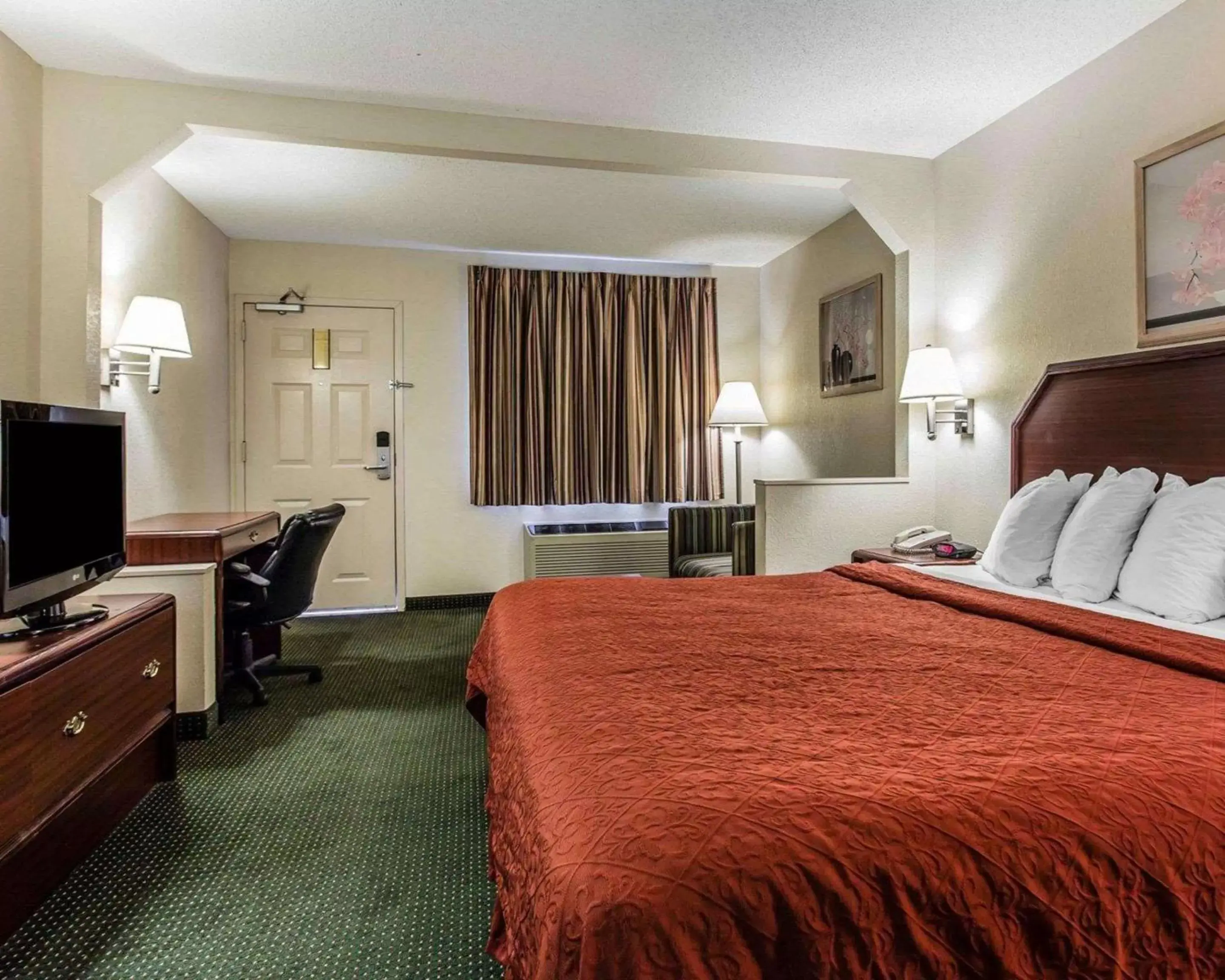 Photo of the whole room, Bed in Quality Inn & Suites Stockbridge Atlanta South I-75