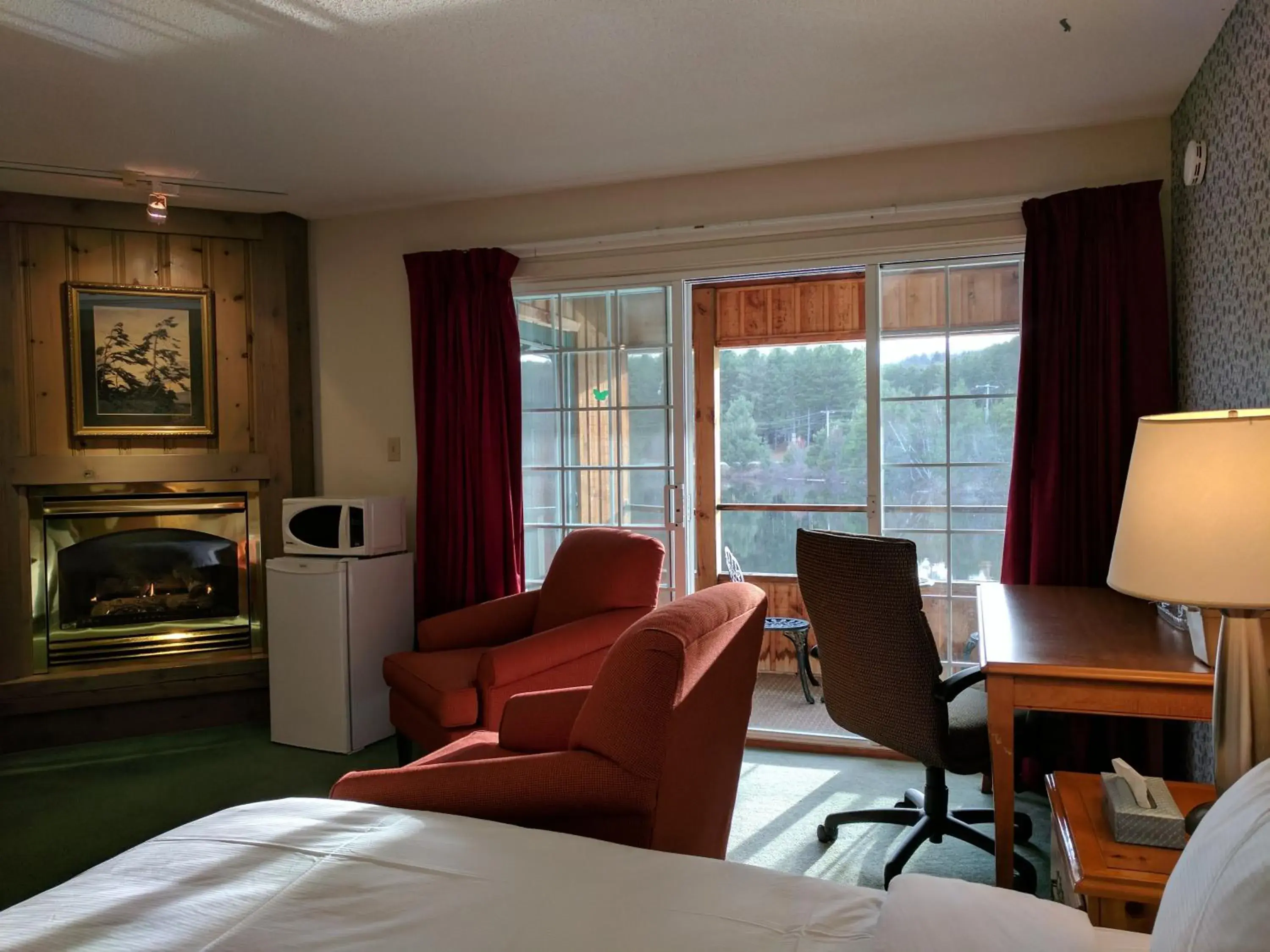 Bedroom, Seating Area in Algonquin Lakeside Inn