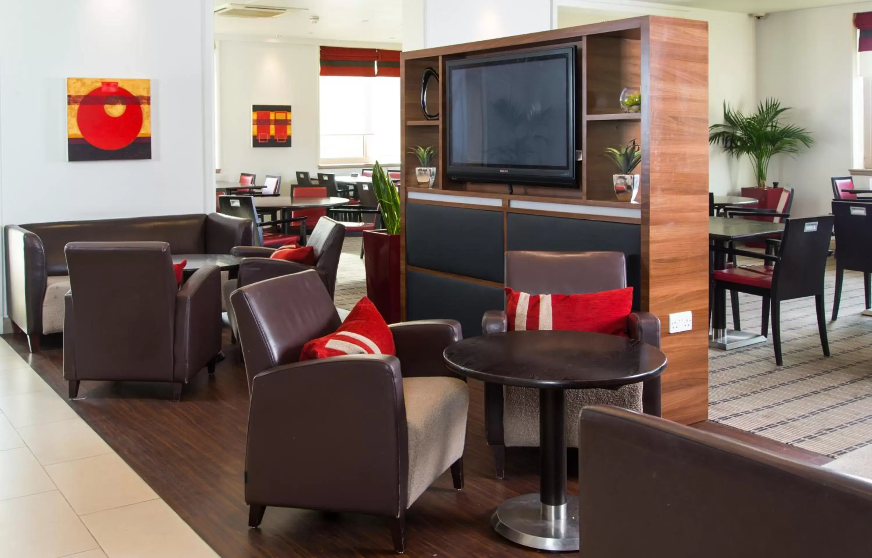 Lounge or bar in Holiday Inn Express London - Dartford, an IHG Hotel Lounge or bar in Holiday Inn Express London - Dartford, an IHG Hotel