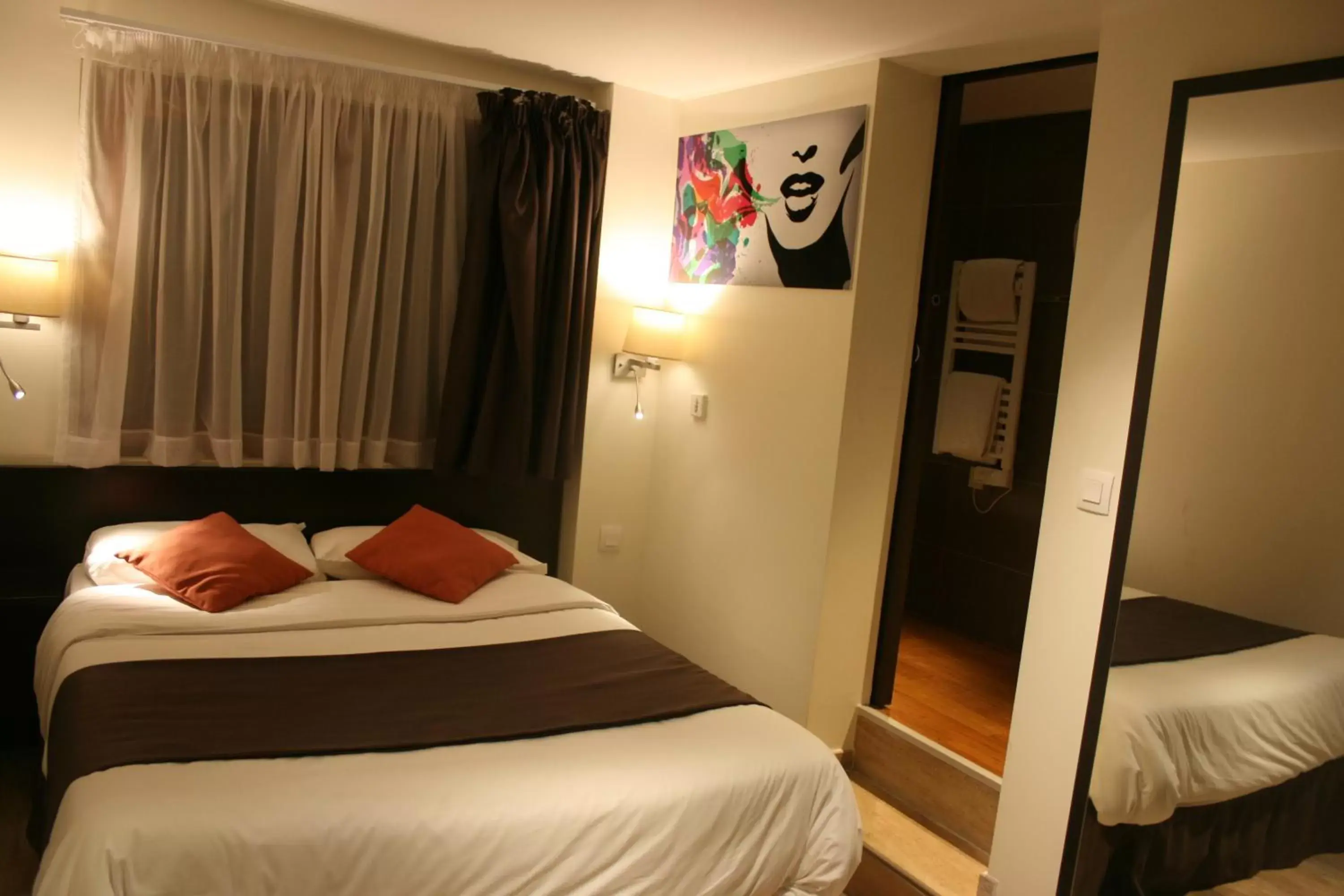 Bedroom, Bed in Central Hotel