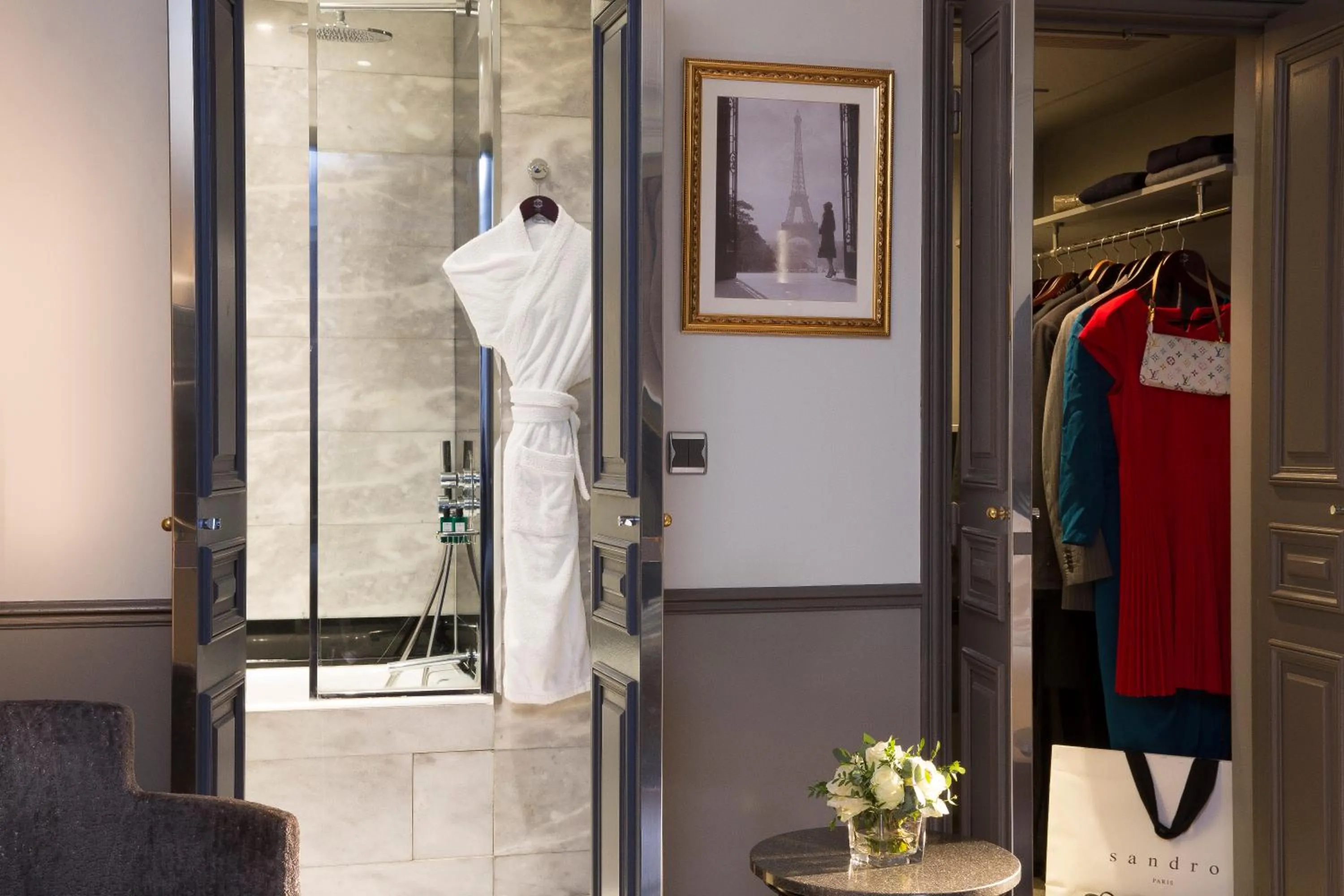 Shower in Hotel Lumen Paris Louvre