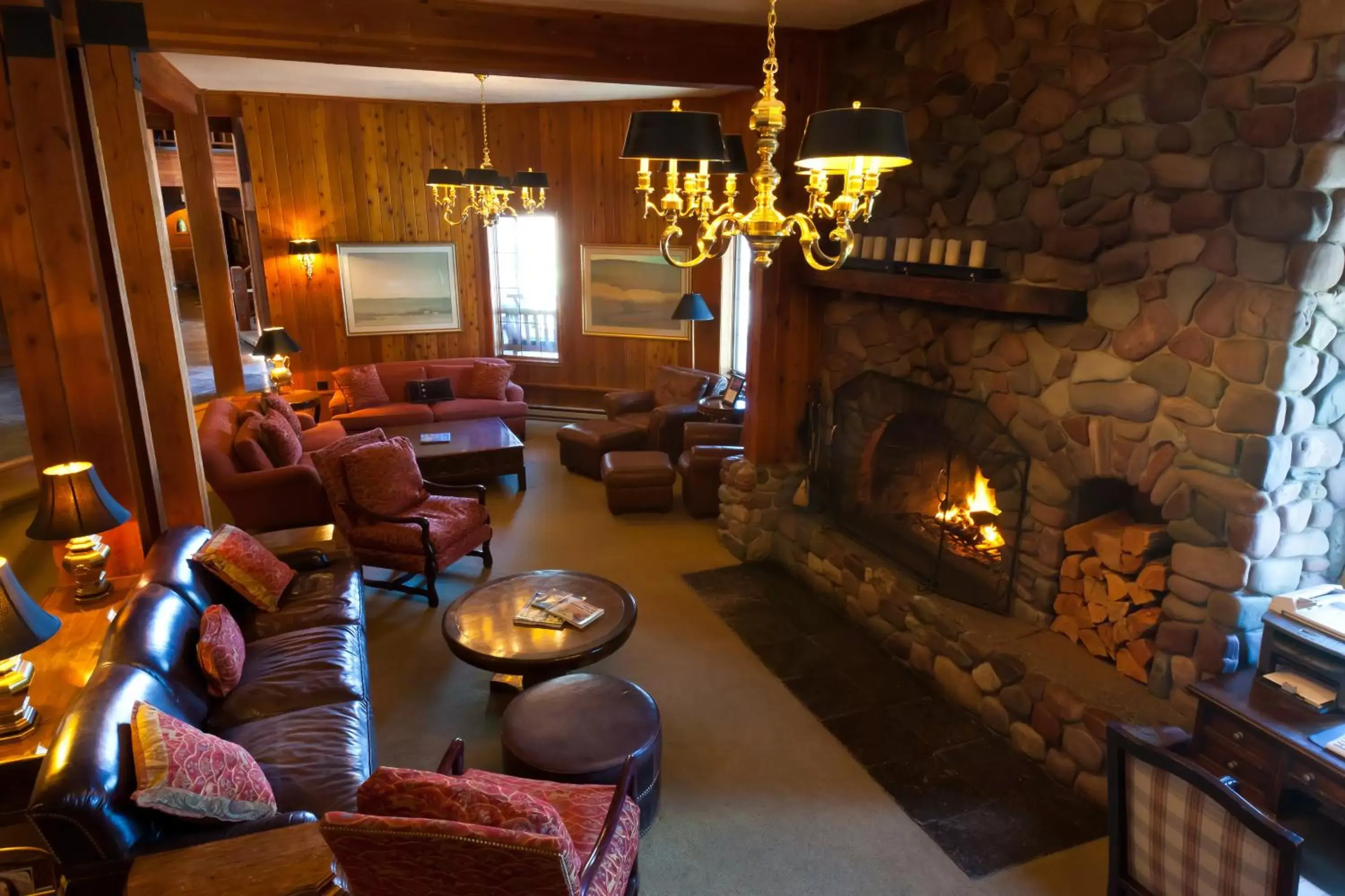 Lobby or reception, Lounge/Bar in Kandahar Lodge at Whitefish Mountain Resort