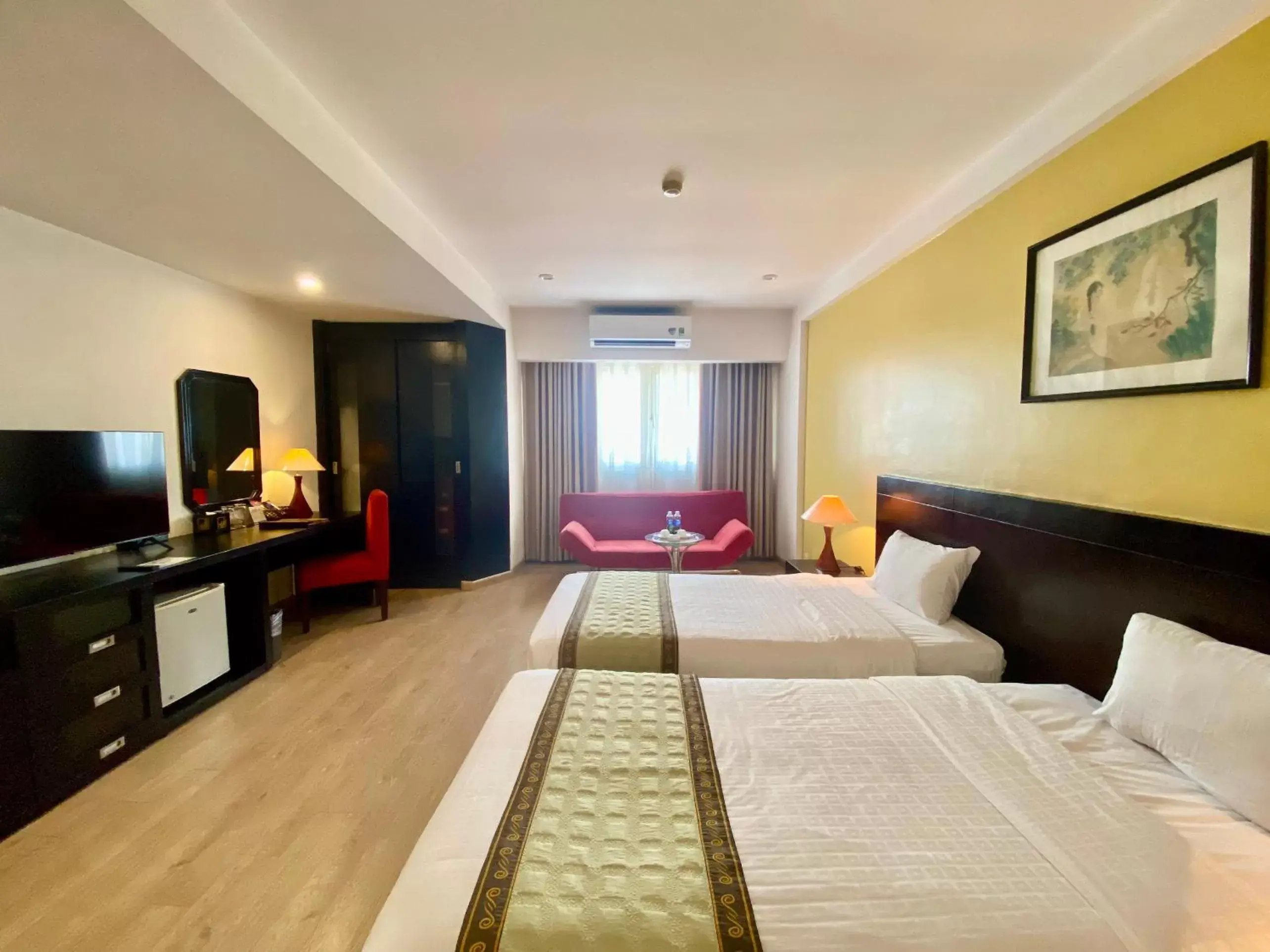 Bed, TV/Entertainment Center in Bao Son International Hotel