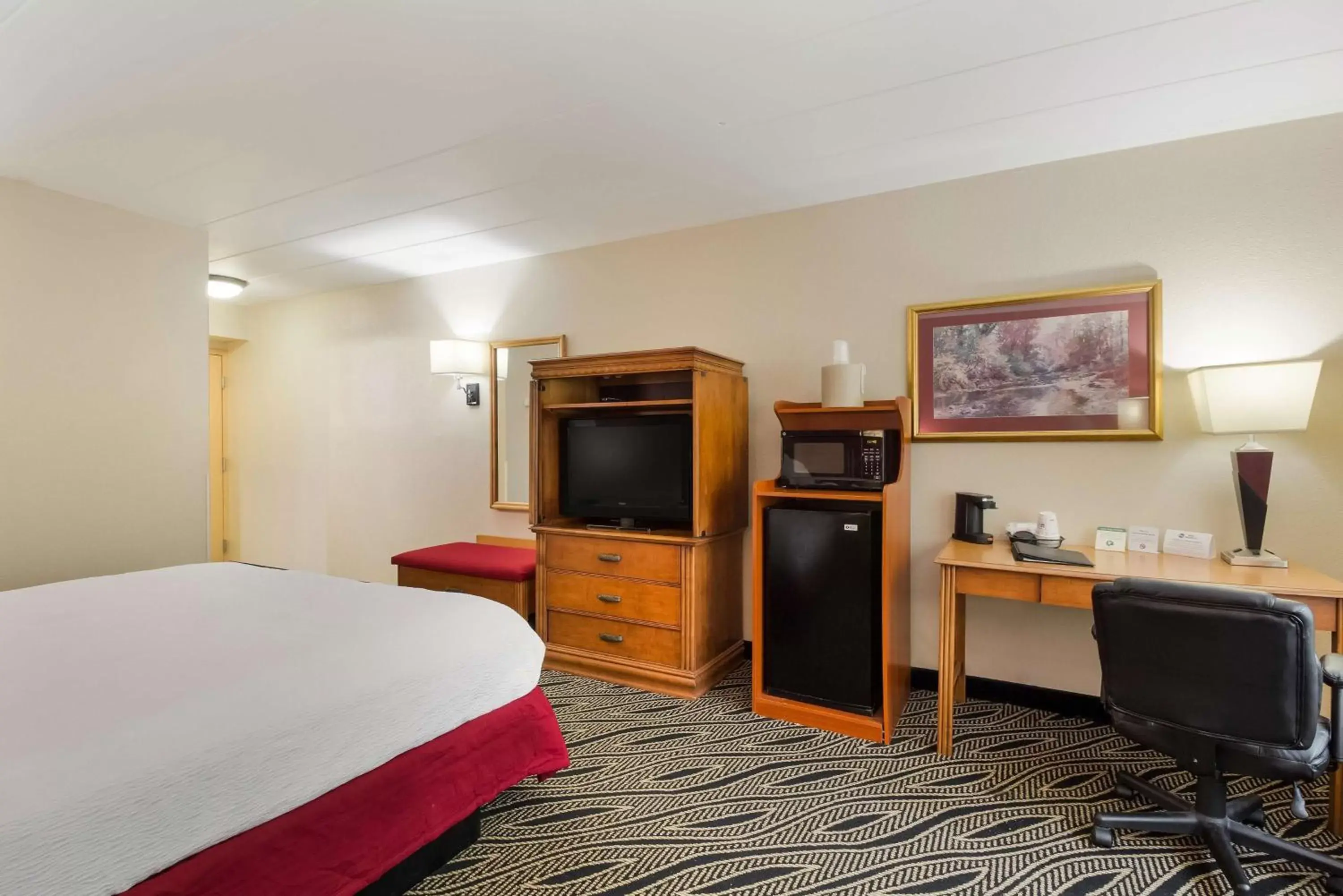 King Room with Roll-in Shower - Disability Access/Non-Smoking in Best Western Braddock Inn King Room with Roll-in Shower - Disability Access/Non-Smoking in Best Western Braddock Inn