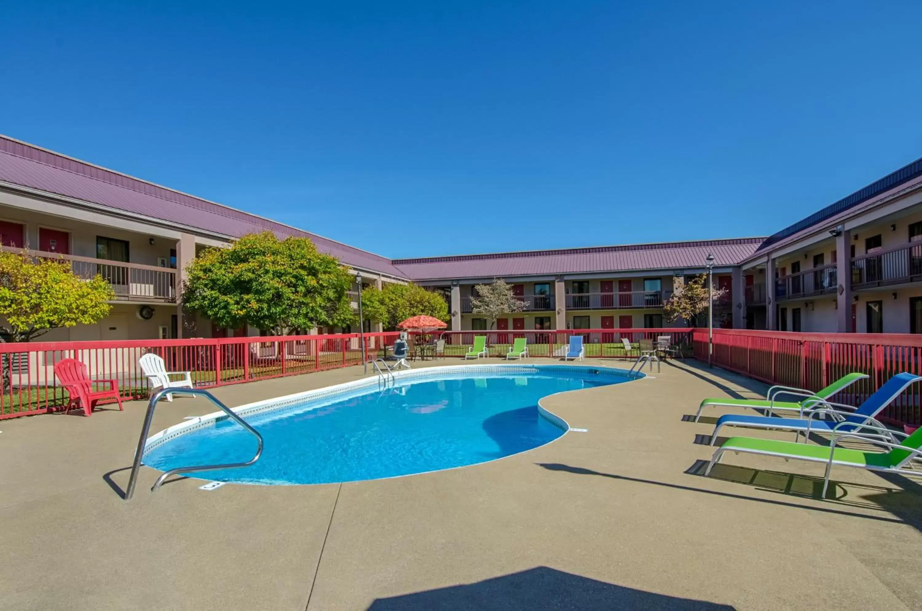 Swimming Pool in Red Roof Inn Kingsport