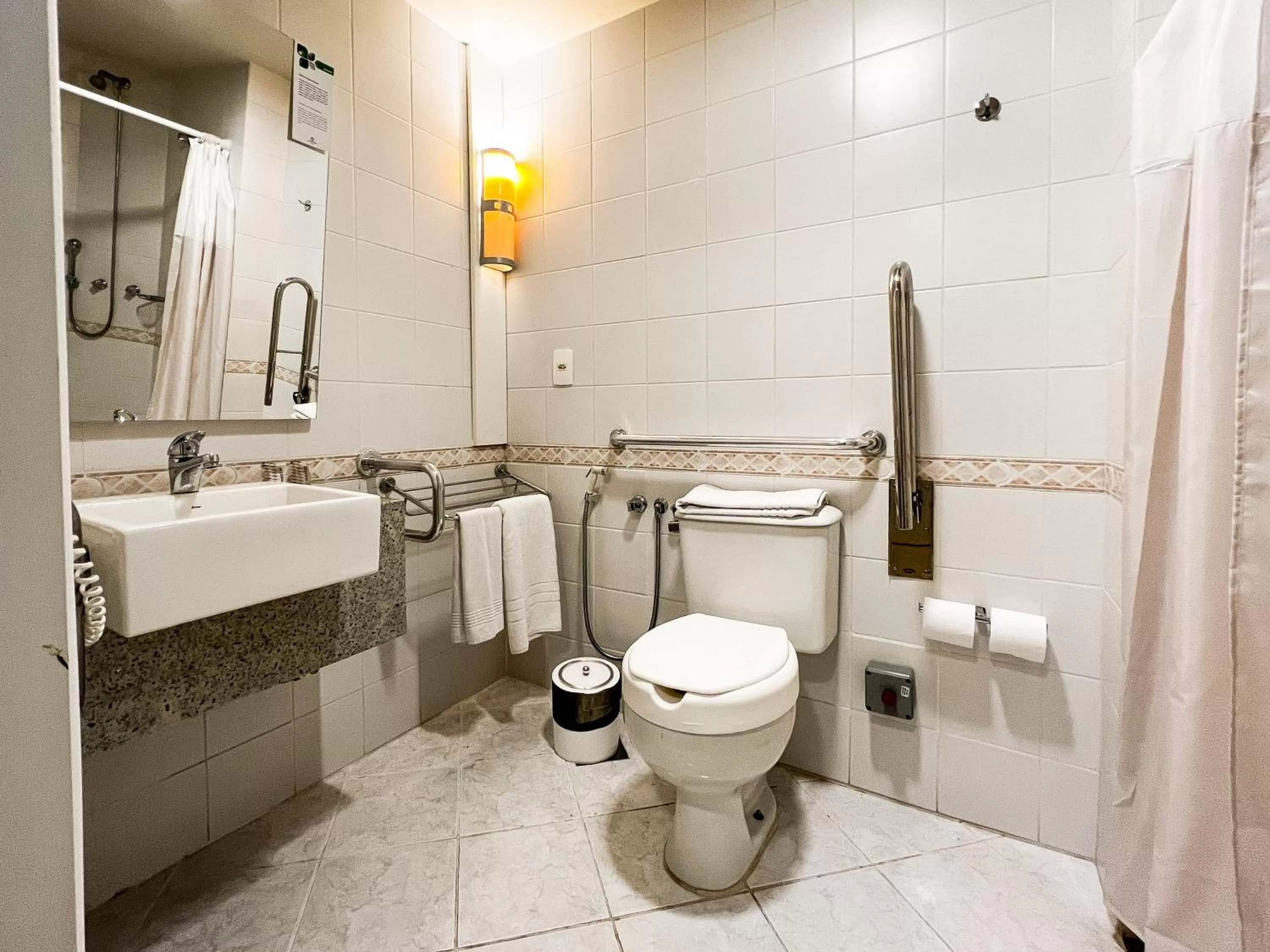 Bathroom in Master Curitiba Hotel - 1,6 km do Estádio Couto Pereira - Show