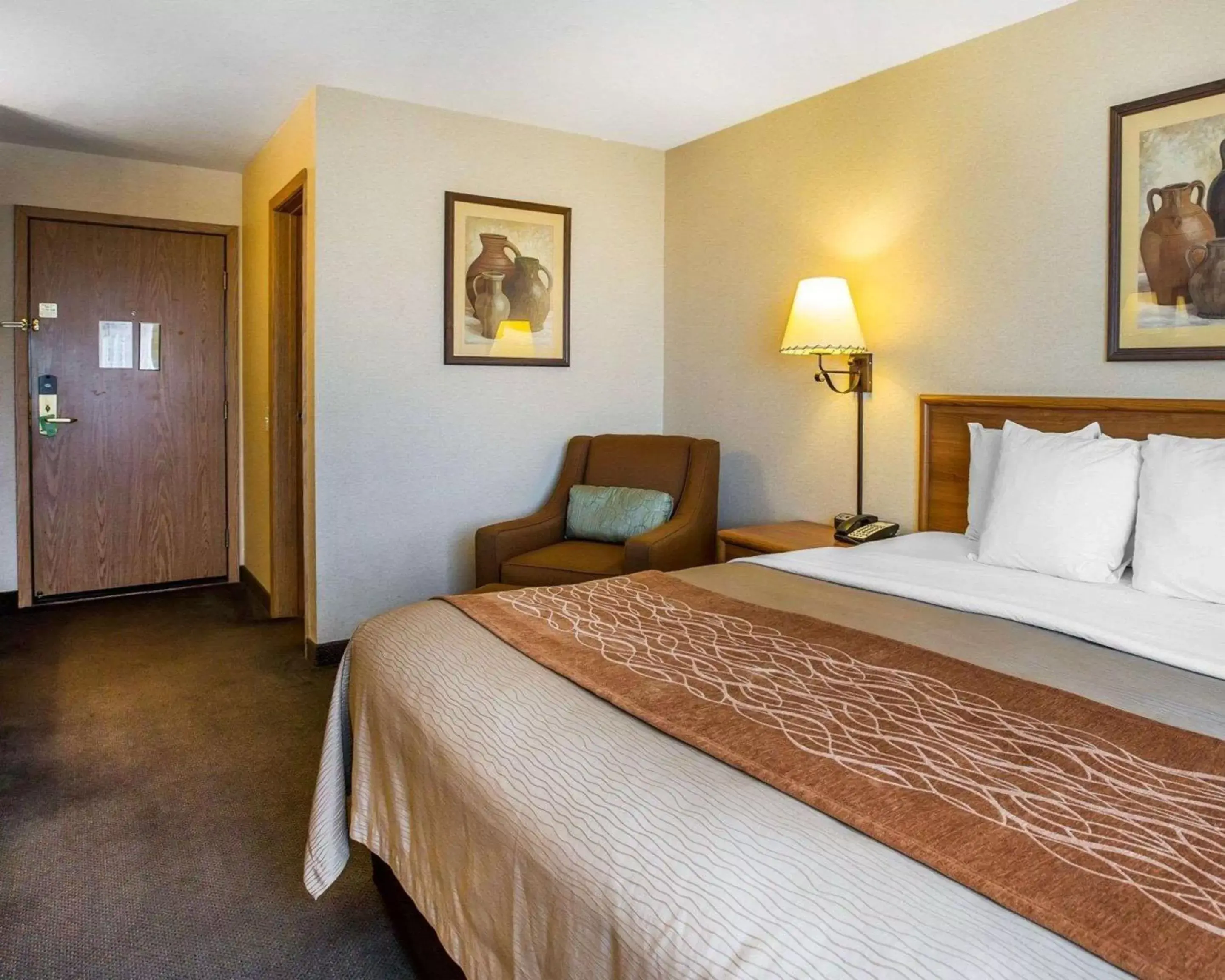 Photo of the whole room, Bed in Quality Inn Lone Pine near Mount Whitney