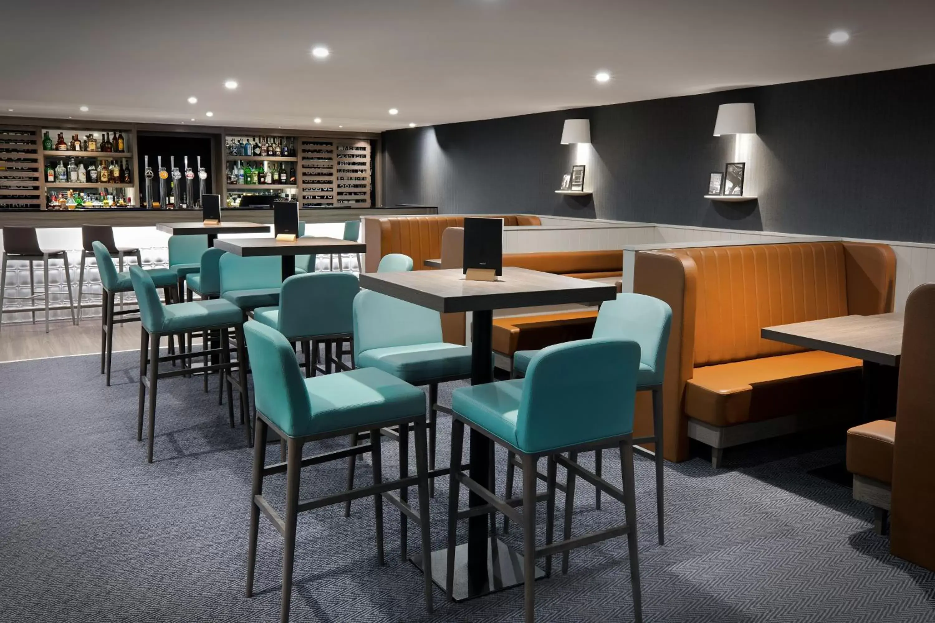 Lounge or bar, Restaurant/Places to Eat in Leonardo Royal Hotel Oxford - Formerly Jurys Inn