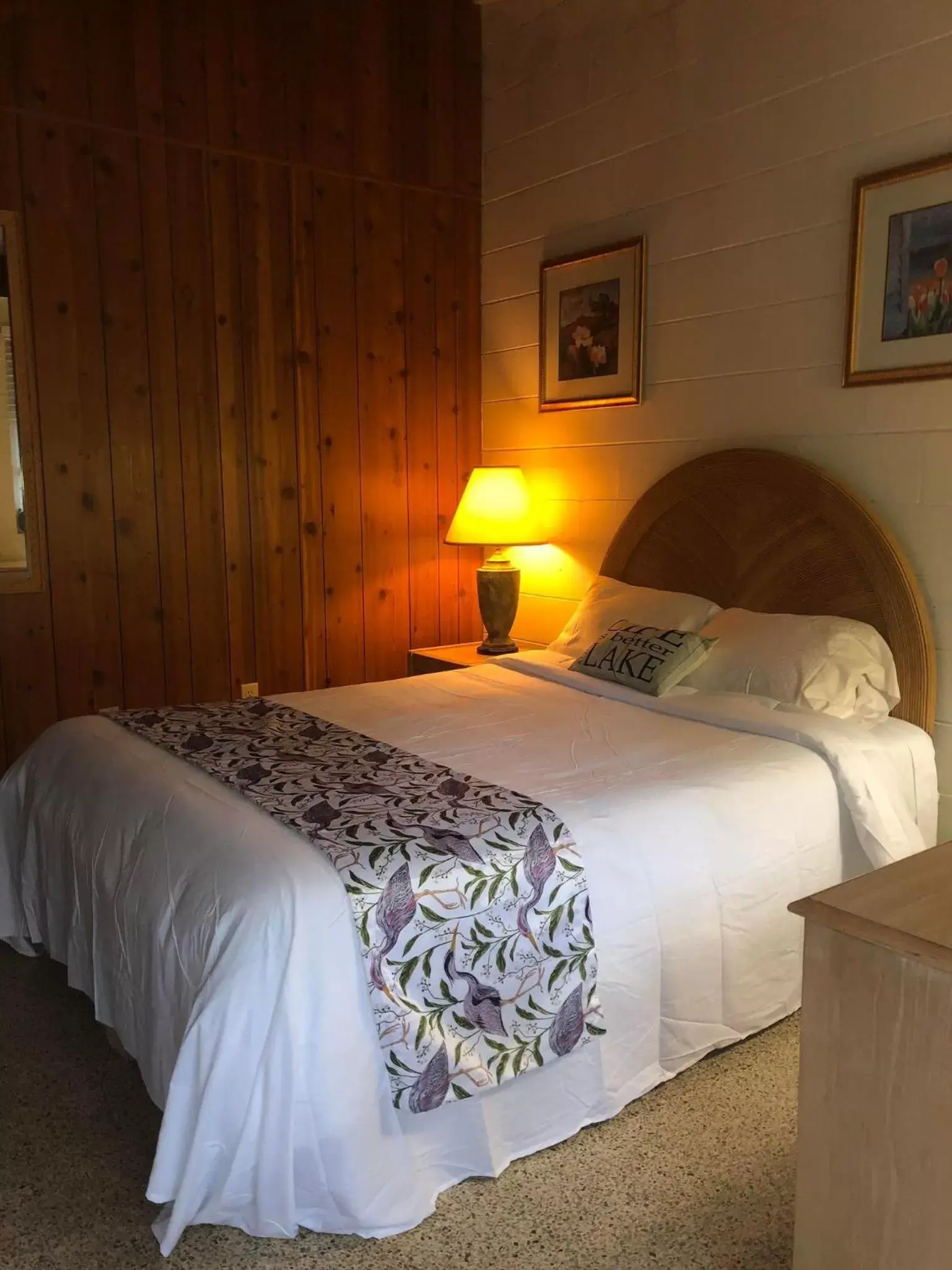 Bed in Tropical Marina & Resort on Lake Beresford