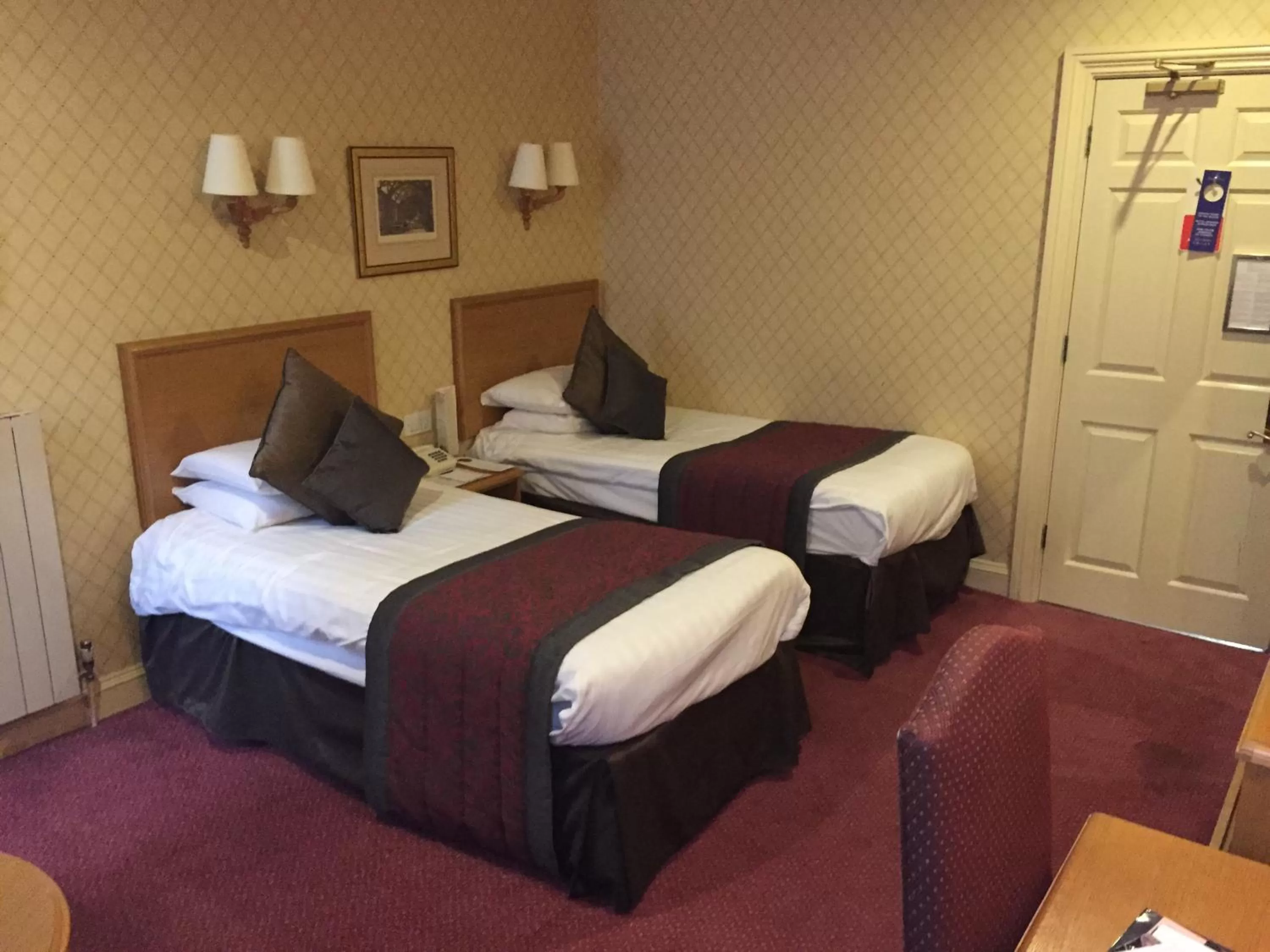 Bedroom, Bed in Crown & Mitre Hotel