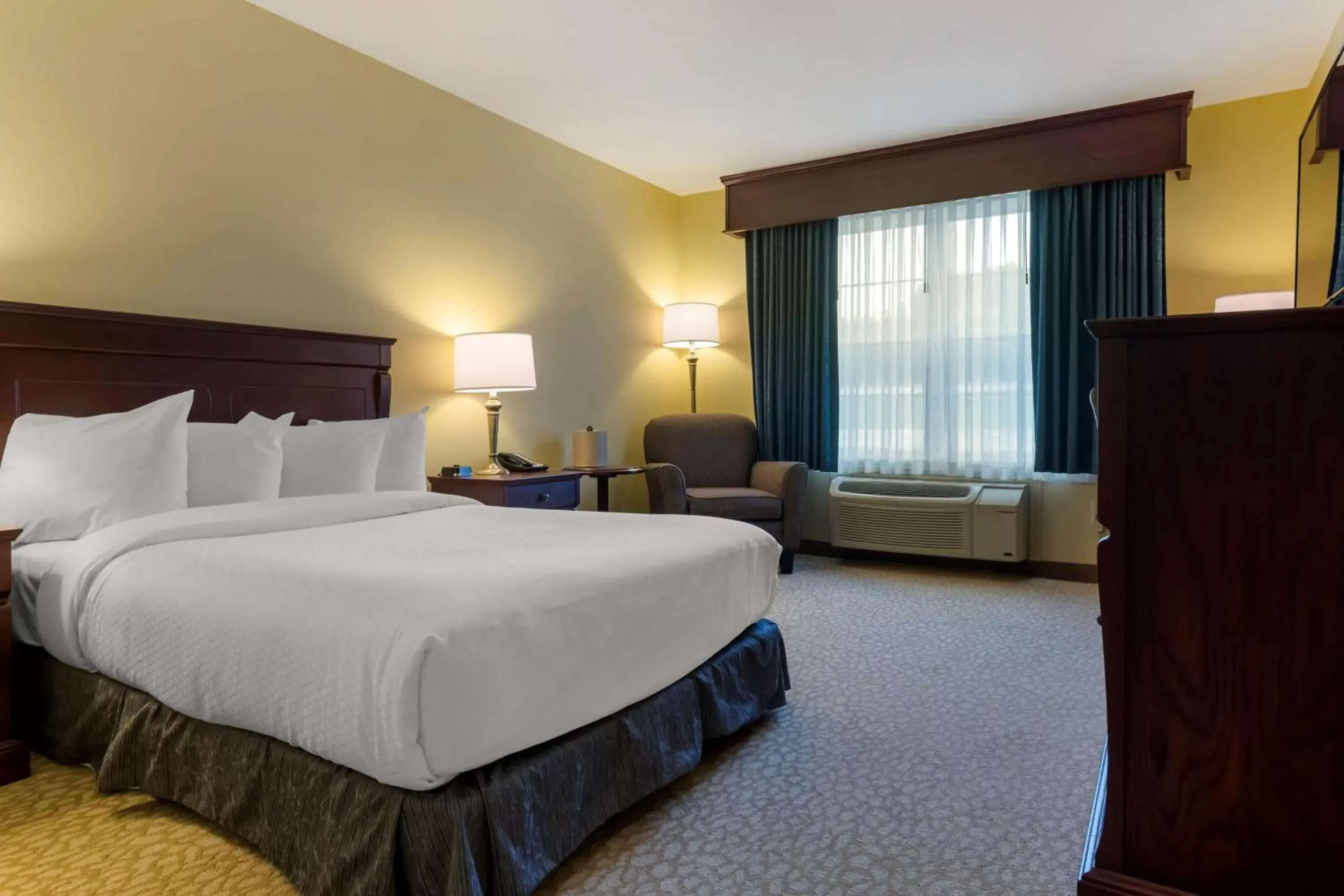 Bedroom, Bed in Best Western Plus Grand-Sault Hotel & Suites