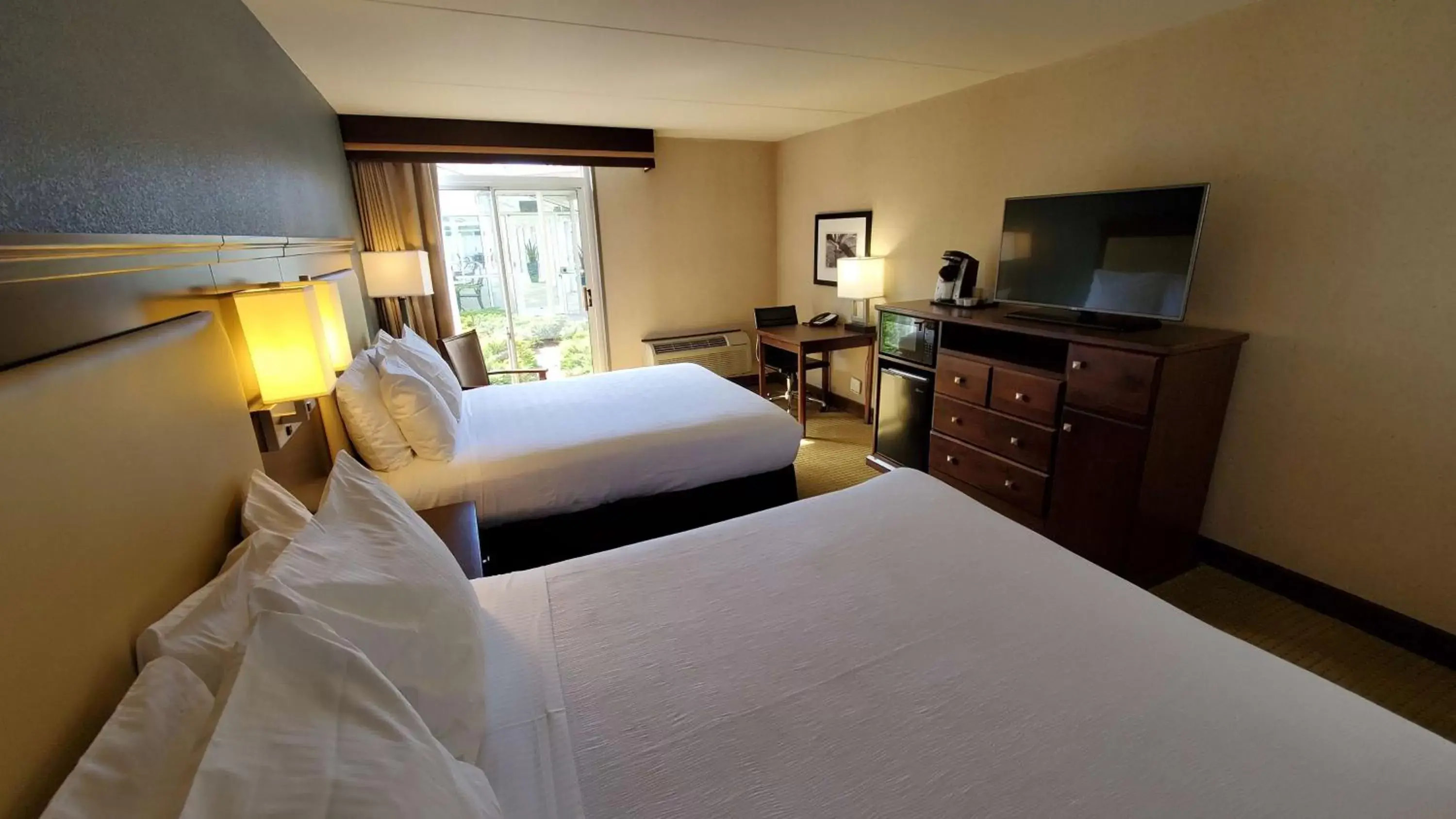 Photo of the whole room, Bed in Best Western Plus Coeur d'Alene Inn