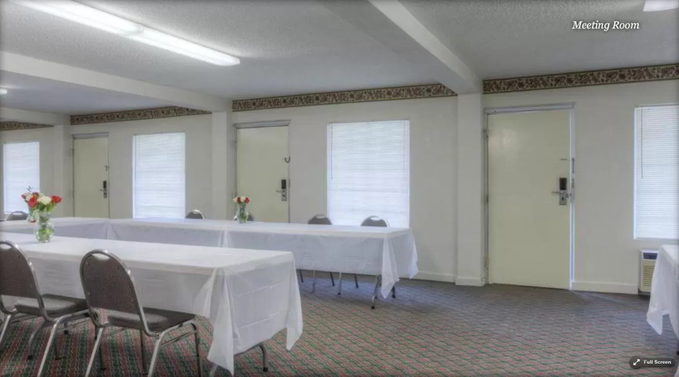 Meeting/conference room in Econo Lodge