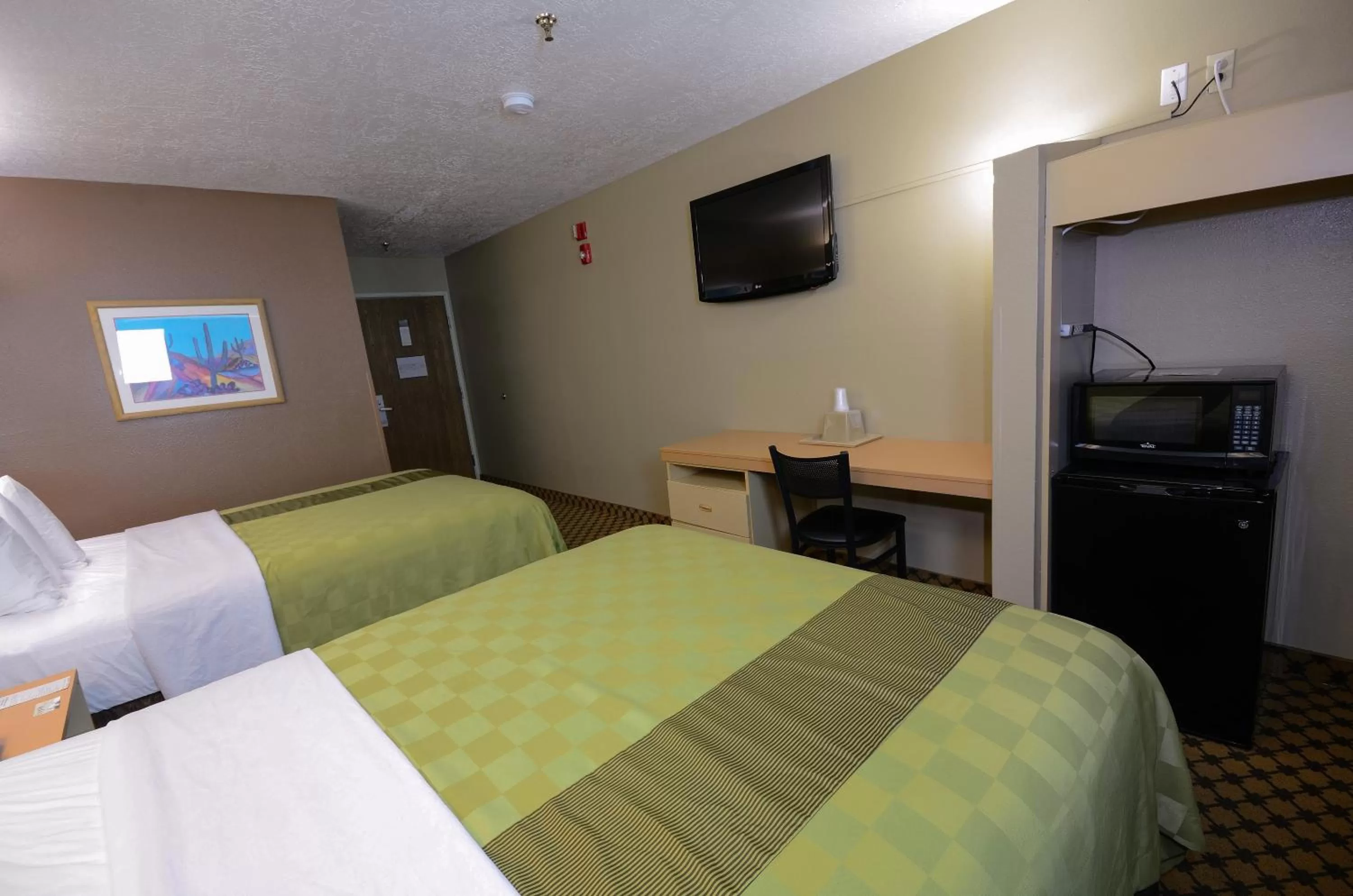 Photo of the whole room, Bed in Desert Inn Tucumcari