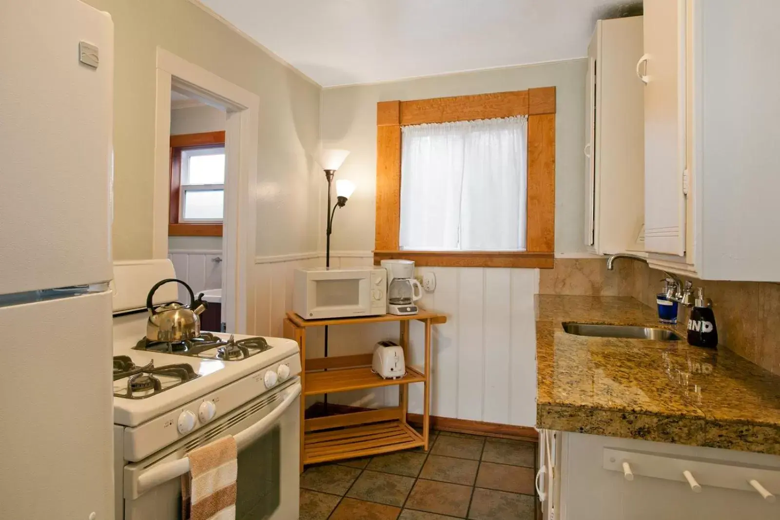 Kitchen/Kitchenette in Agate Beach Motel