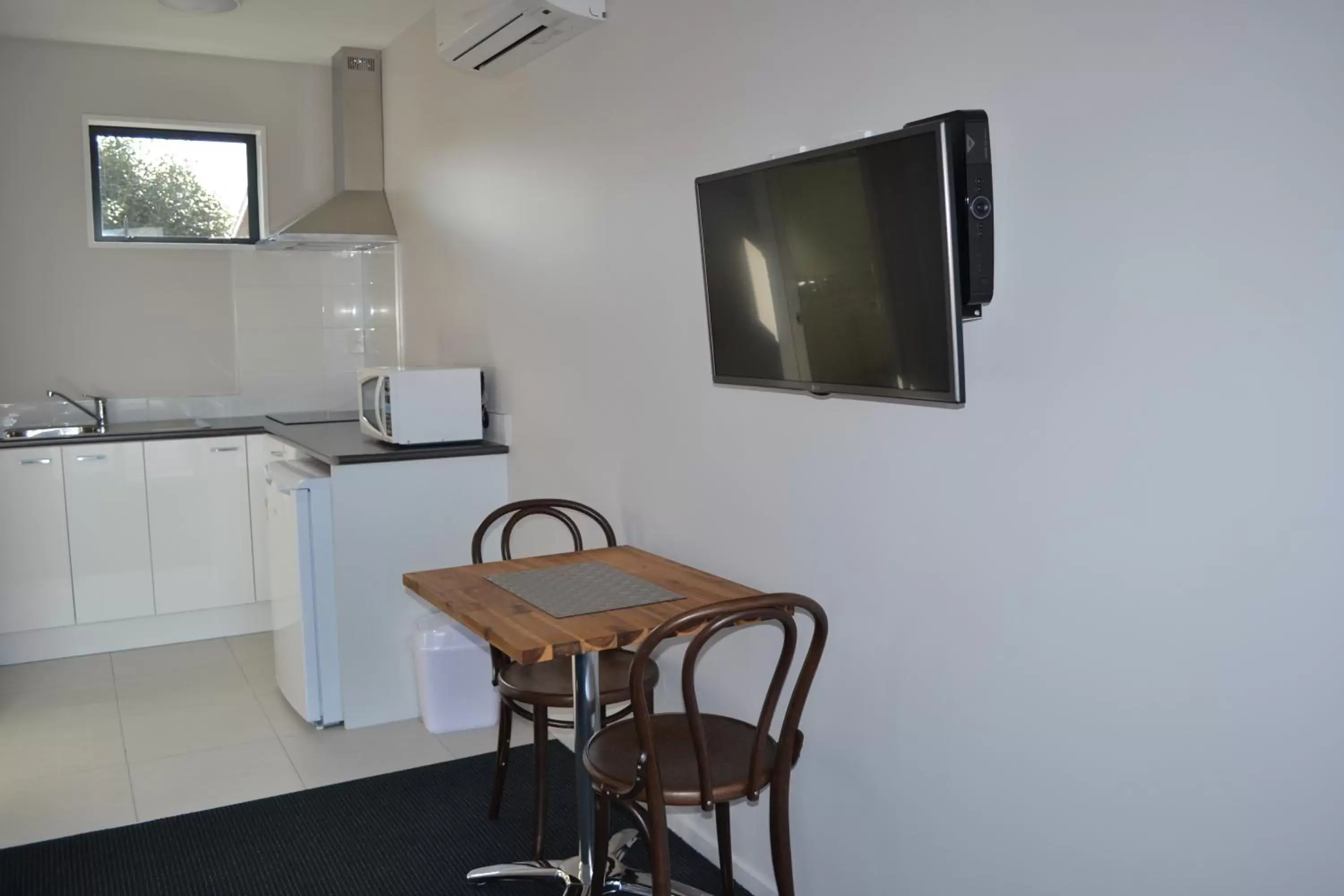 Dining area, TV/Entertainment Center in 319 Addington Motel